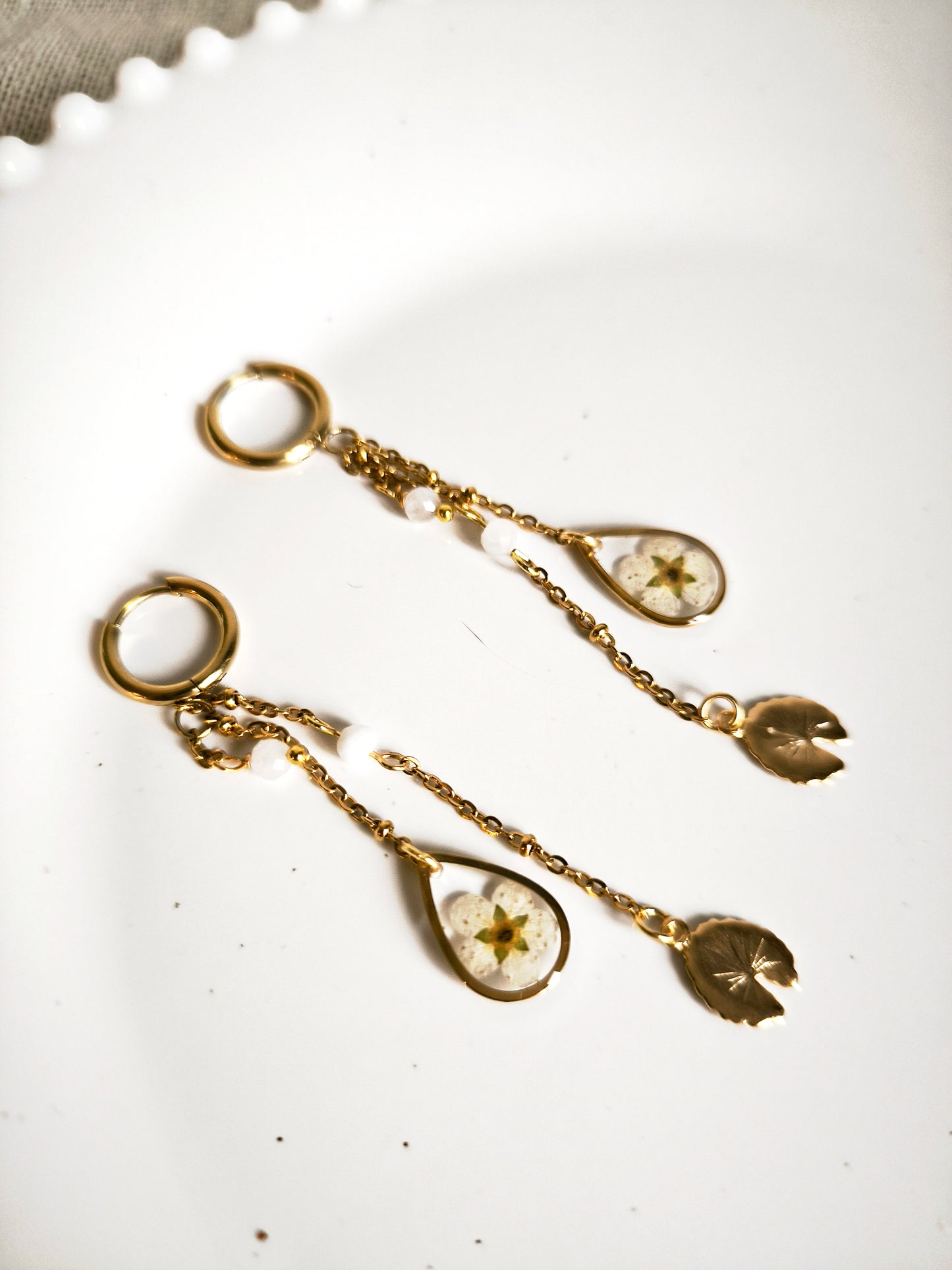 Boucles d'oreilles pendantes Fleurs blanches - Bijoux floral bohème chic en acier doré - Bleucalyptus