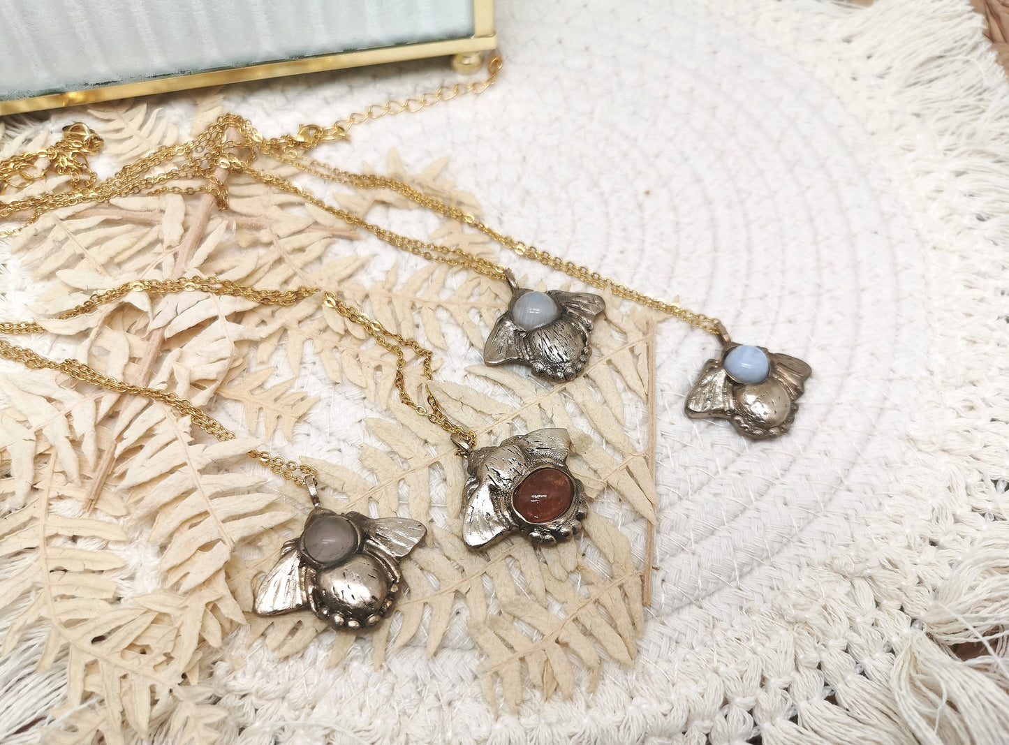 Collier Familier : papillon de nuit en bronze massif