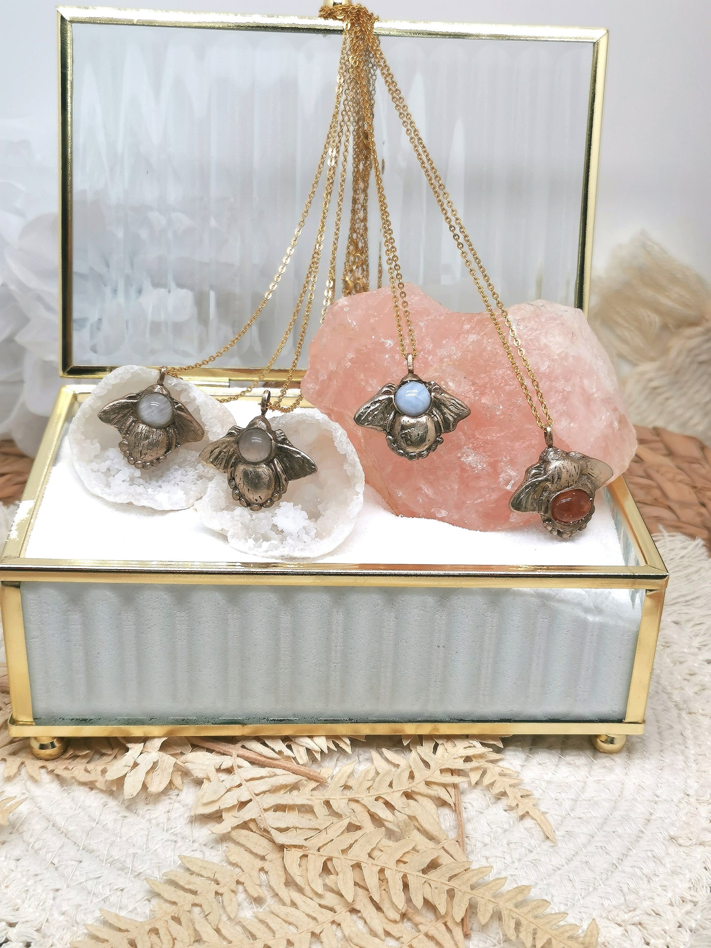 Collier Familier : papillon de nuit en bronze massif