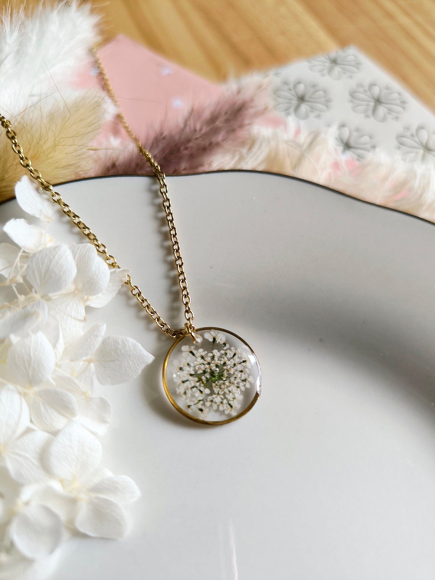 Collier médaillon rond : Fleur de carotte