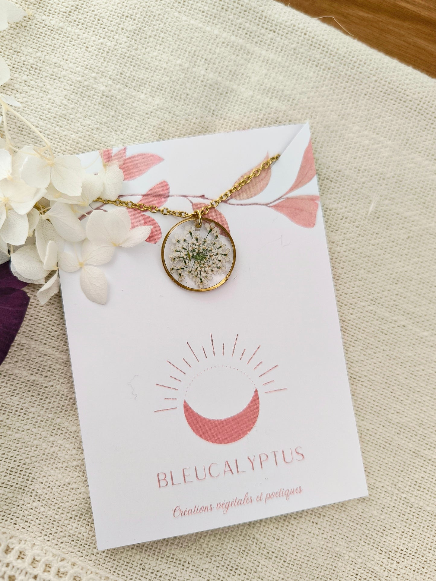 Collier médaillon rond : Fleur de carotte