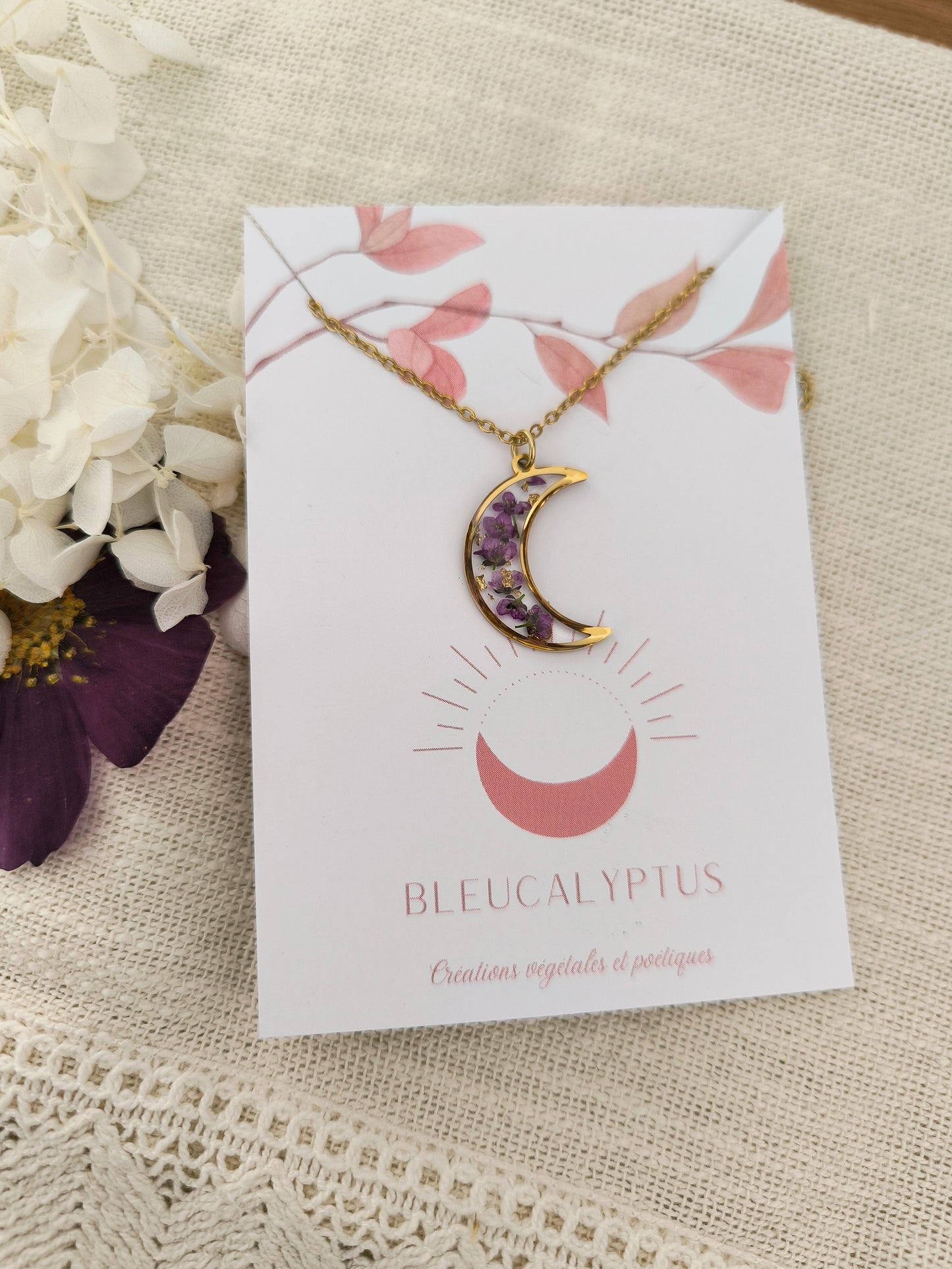 Collier médaillon lune violette