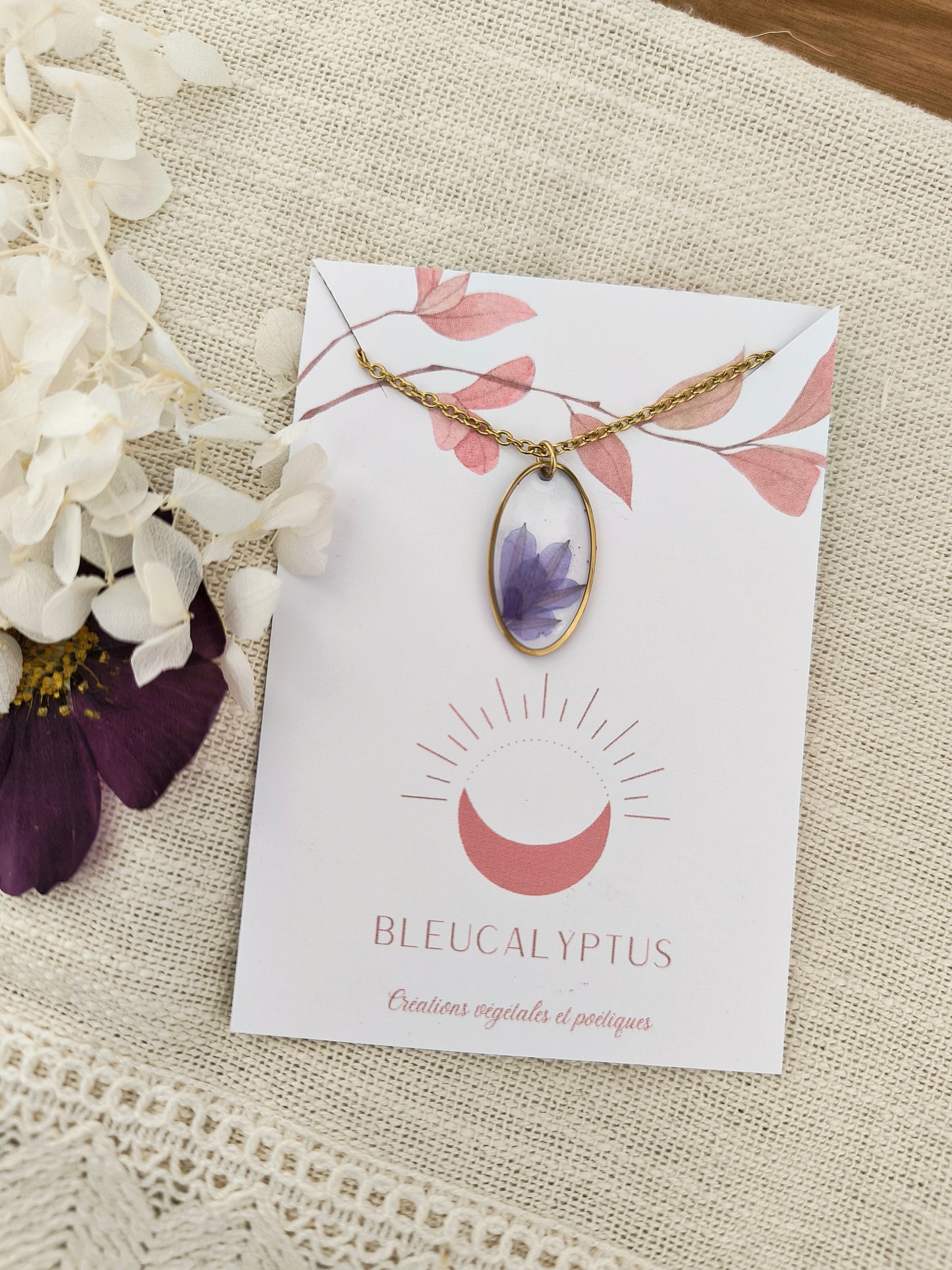 Collier médaillon ovale : Goutte de Scaevola
