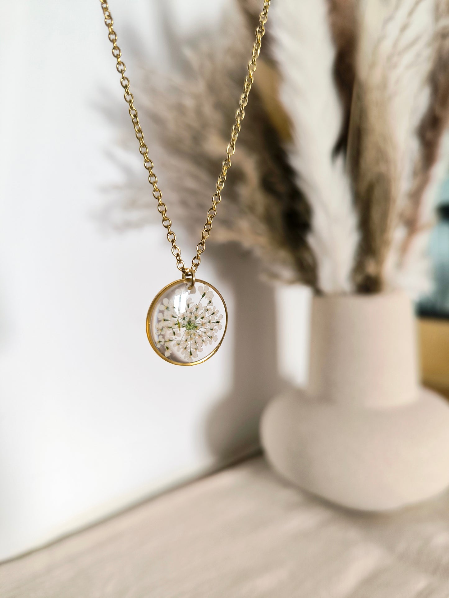Collier médaillon rond : Fleur de carotte