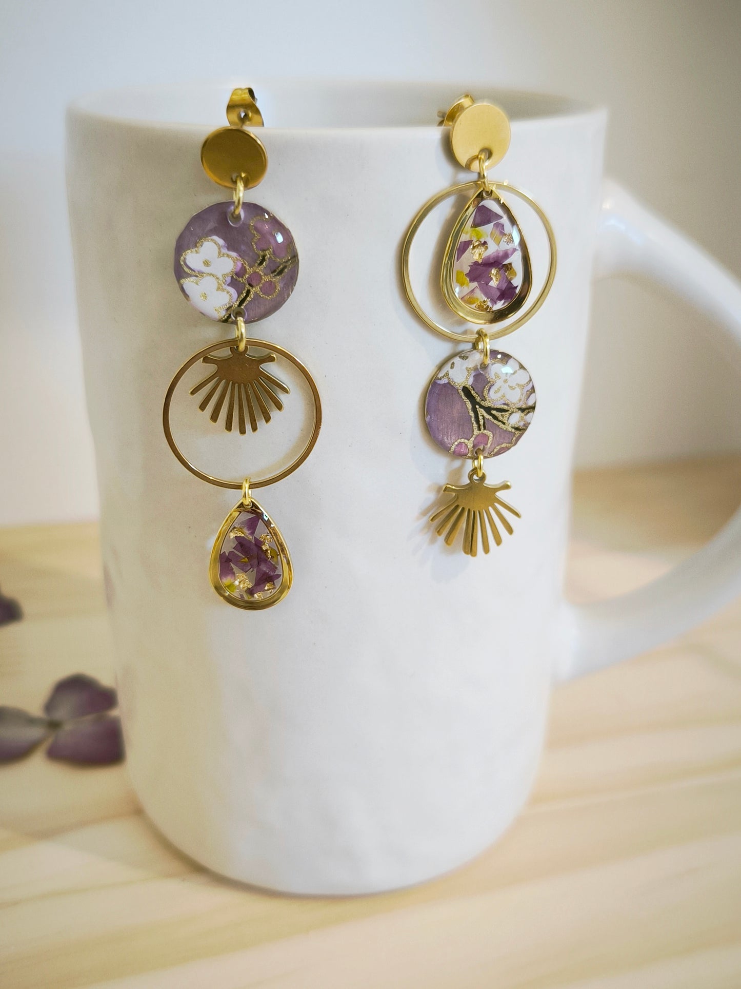 Boucles d'oreilles florales : Rayons de papier et fleurs suspendues - violet