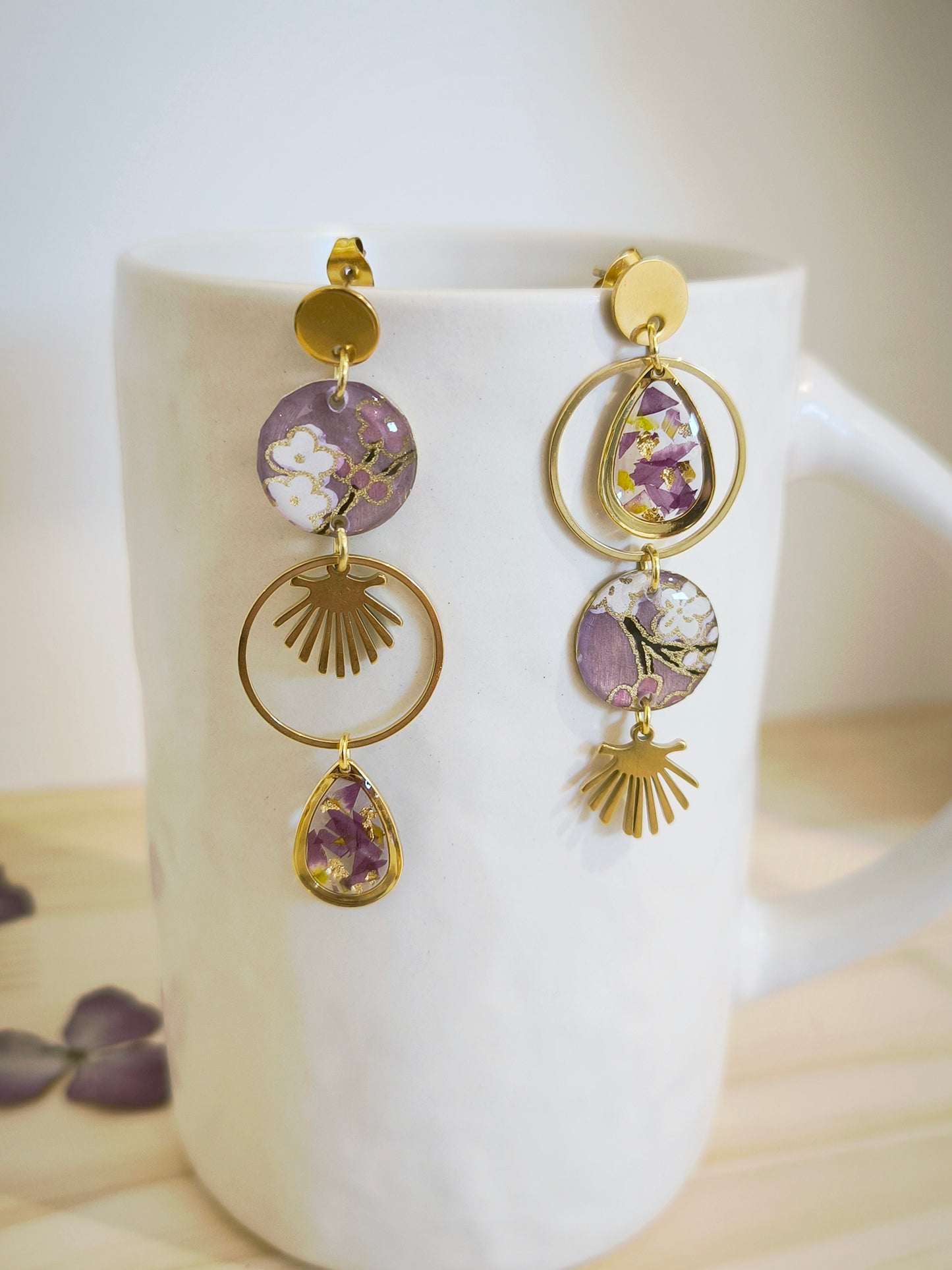 Boucles d'oreilles florales : Rayons de papier et fleurs suspendues - violet