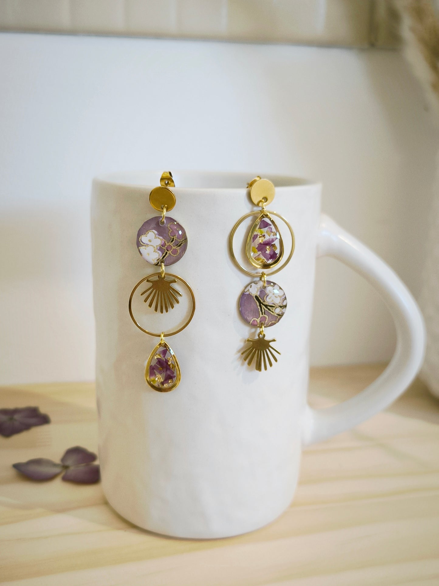 Boucles d'oreilles florales : Rayons de papier et fleurs suspendues - violet