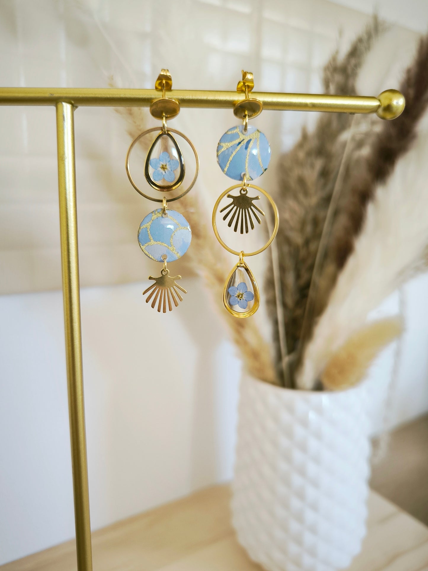 Boucles d'oreilles florales : Rayons de papier et fleurs suspendues - bleu