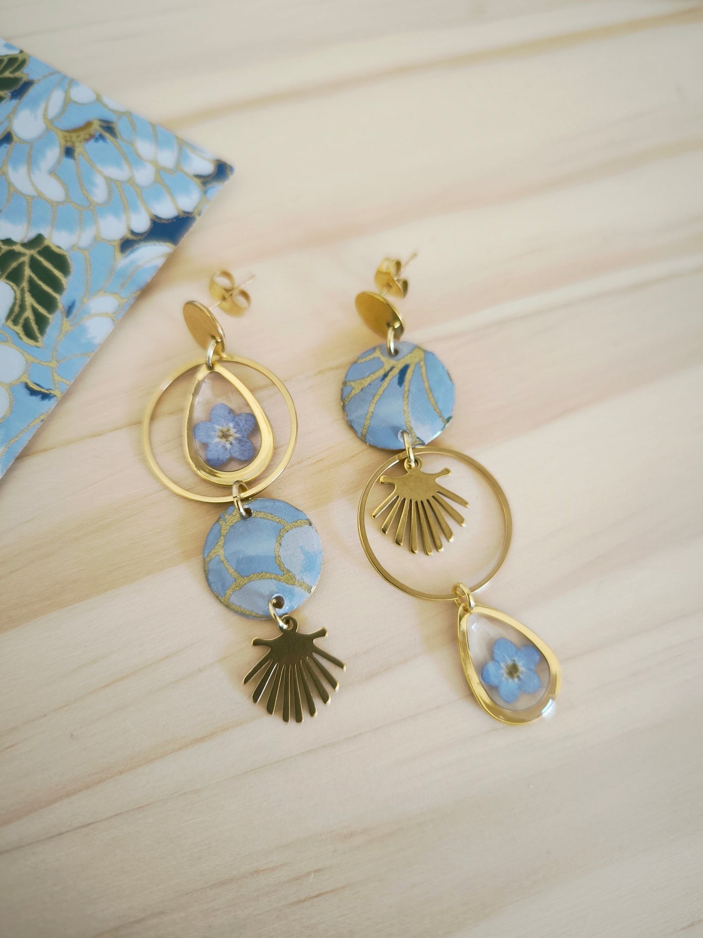 Boucles d'oreilles florales : Rayons de papier et fleurs suspendues - bleu