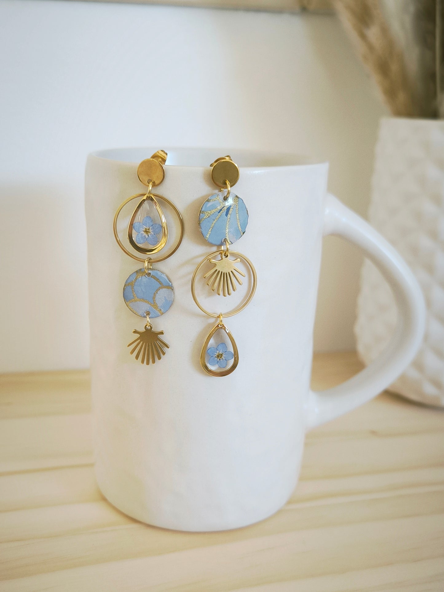 Boucles d'oreilles florales : Rayons de papier et fleurs suspendues - bleu