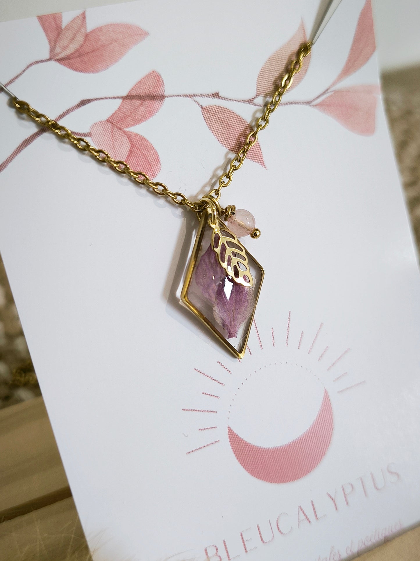Collier médaillon floral losange : Nigelle