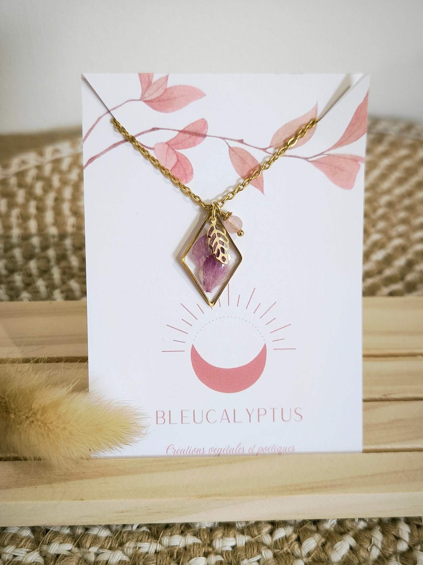 Collier médaillon floral losange : Nigelle
