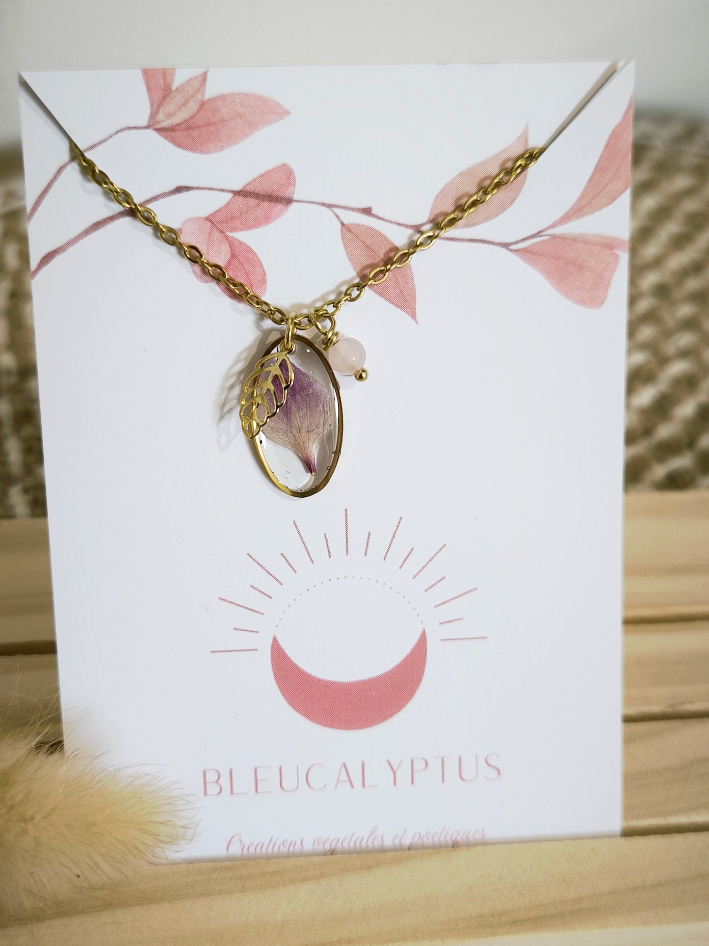 Collier médaillon floral ovale : Nigelle