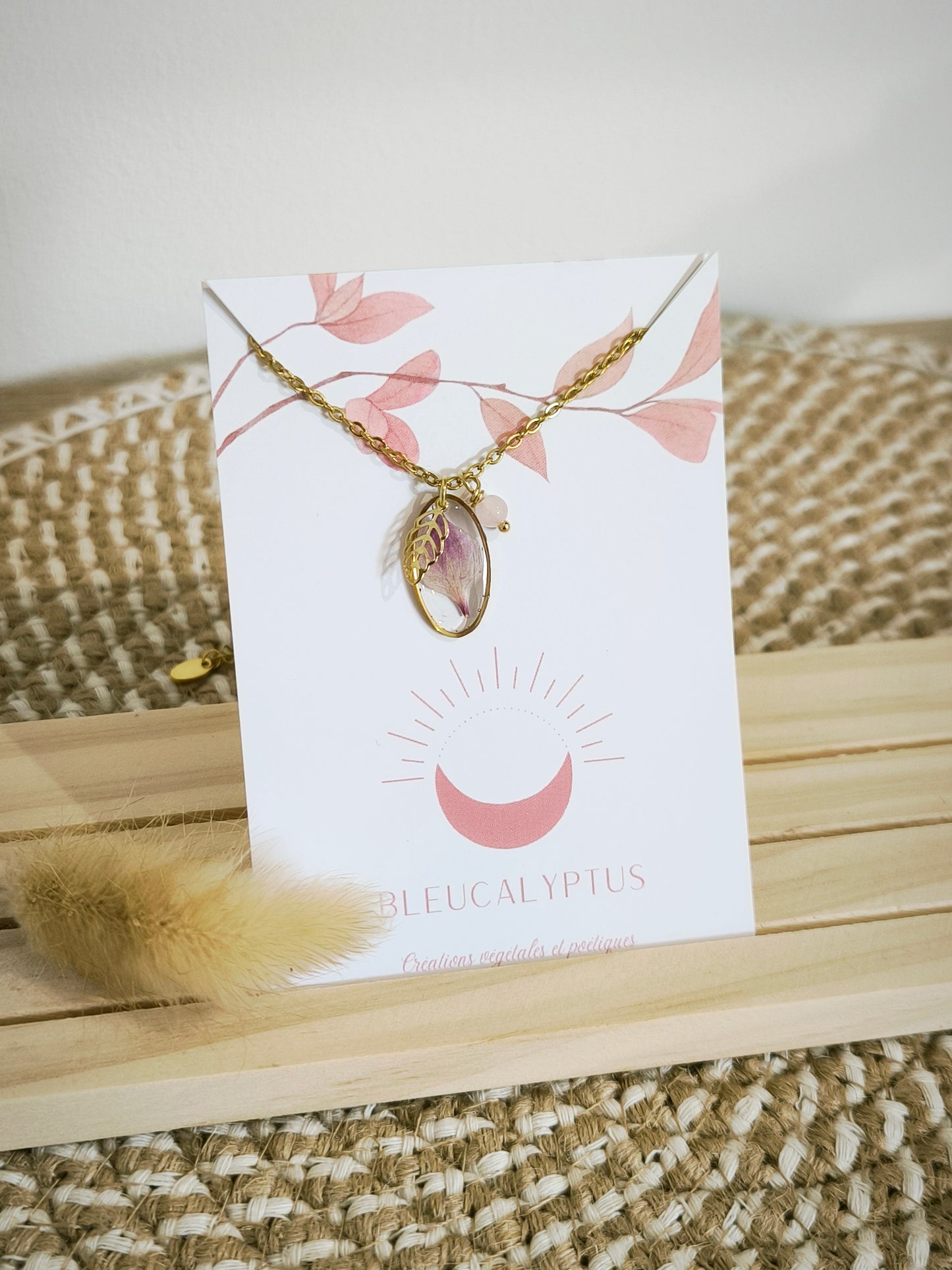 Collier médaillon floral ovale : Nigelle