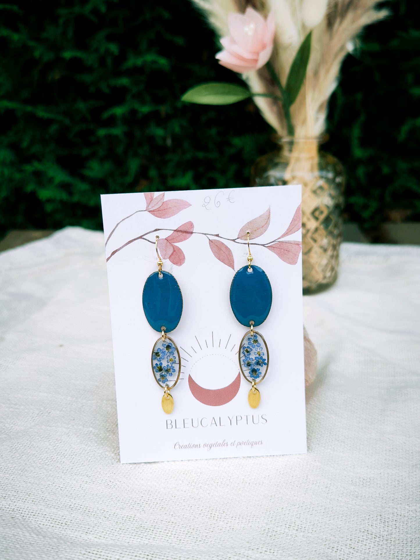 Boucles d'oreilles fleuries résine et émail : Ovale Pop - Bleu myosotis