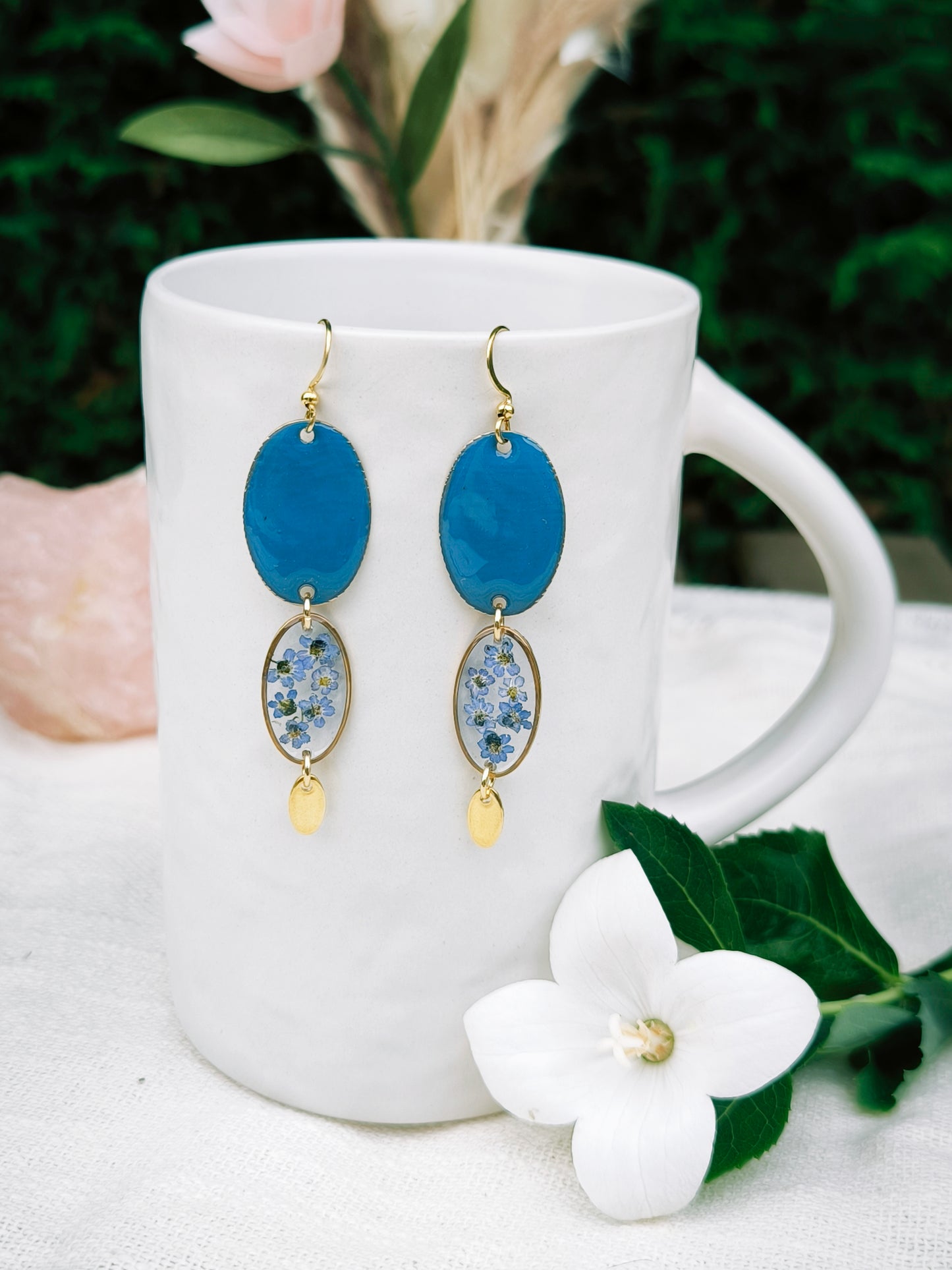 Boucles d'oreilles fleuries résine et émail : Ovale Pop - Bleu myosotis