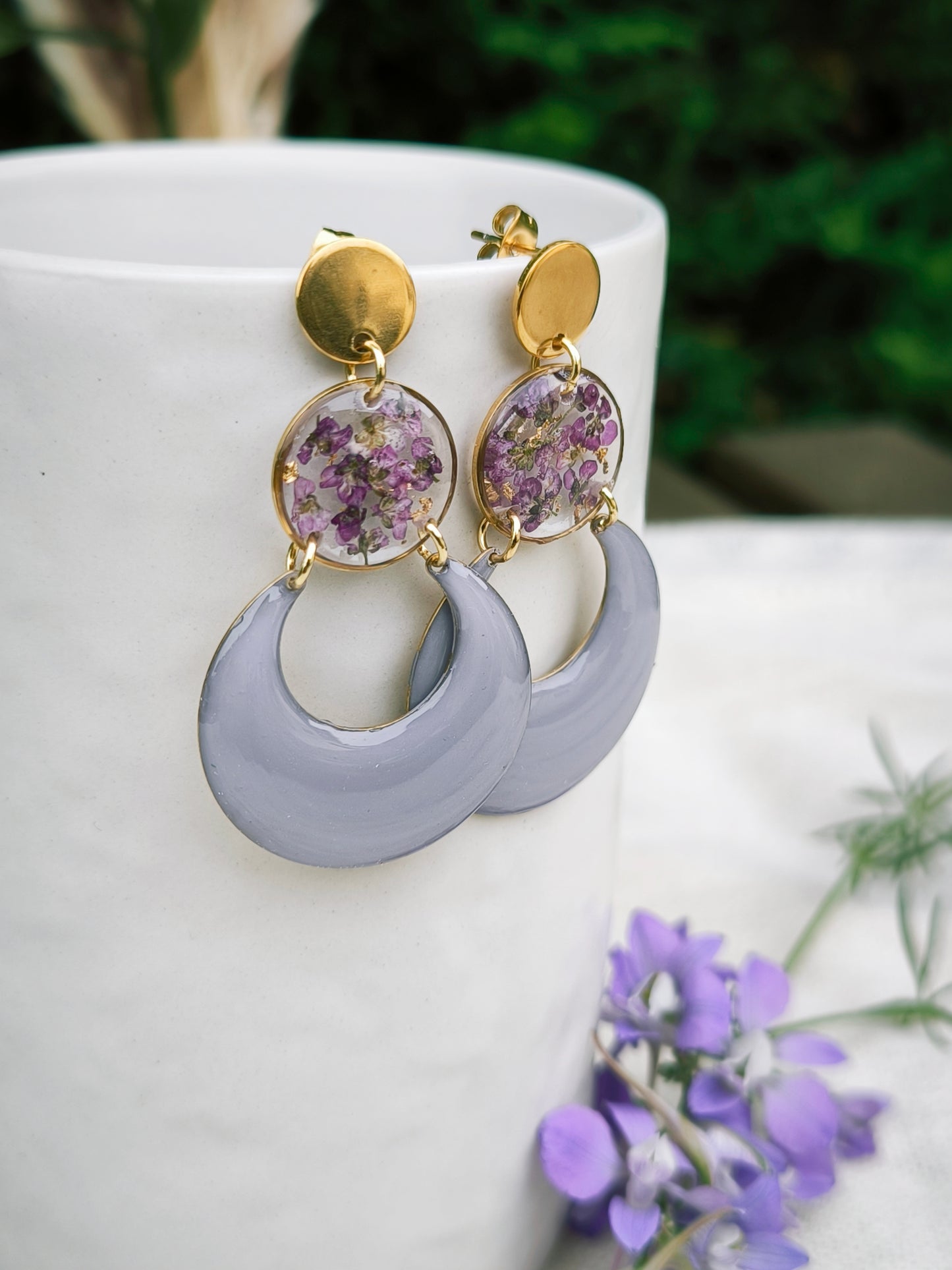 Boucles d'oreilles fleuries résine et émail : Créole lilas