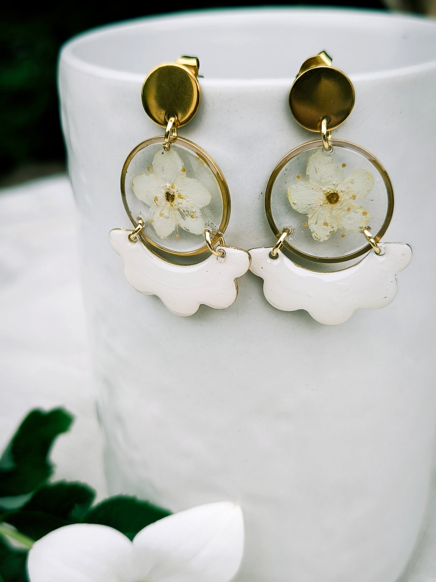 Boucles d'oreilles fleuries résine et émail : Créole florale - beige