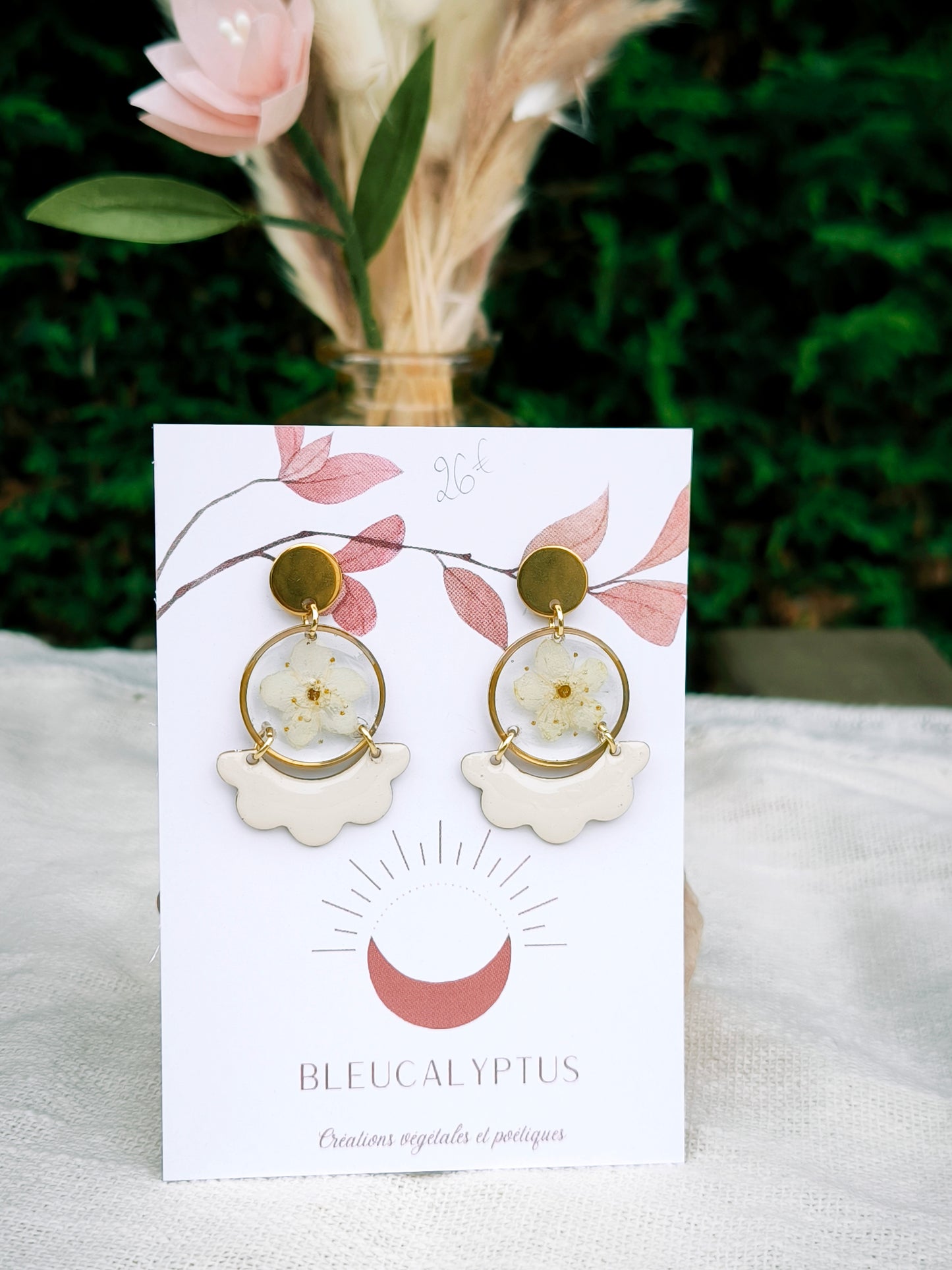 Boucles d'oreilles fleuries résine et émail : Créole florale - beige