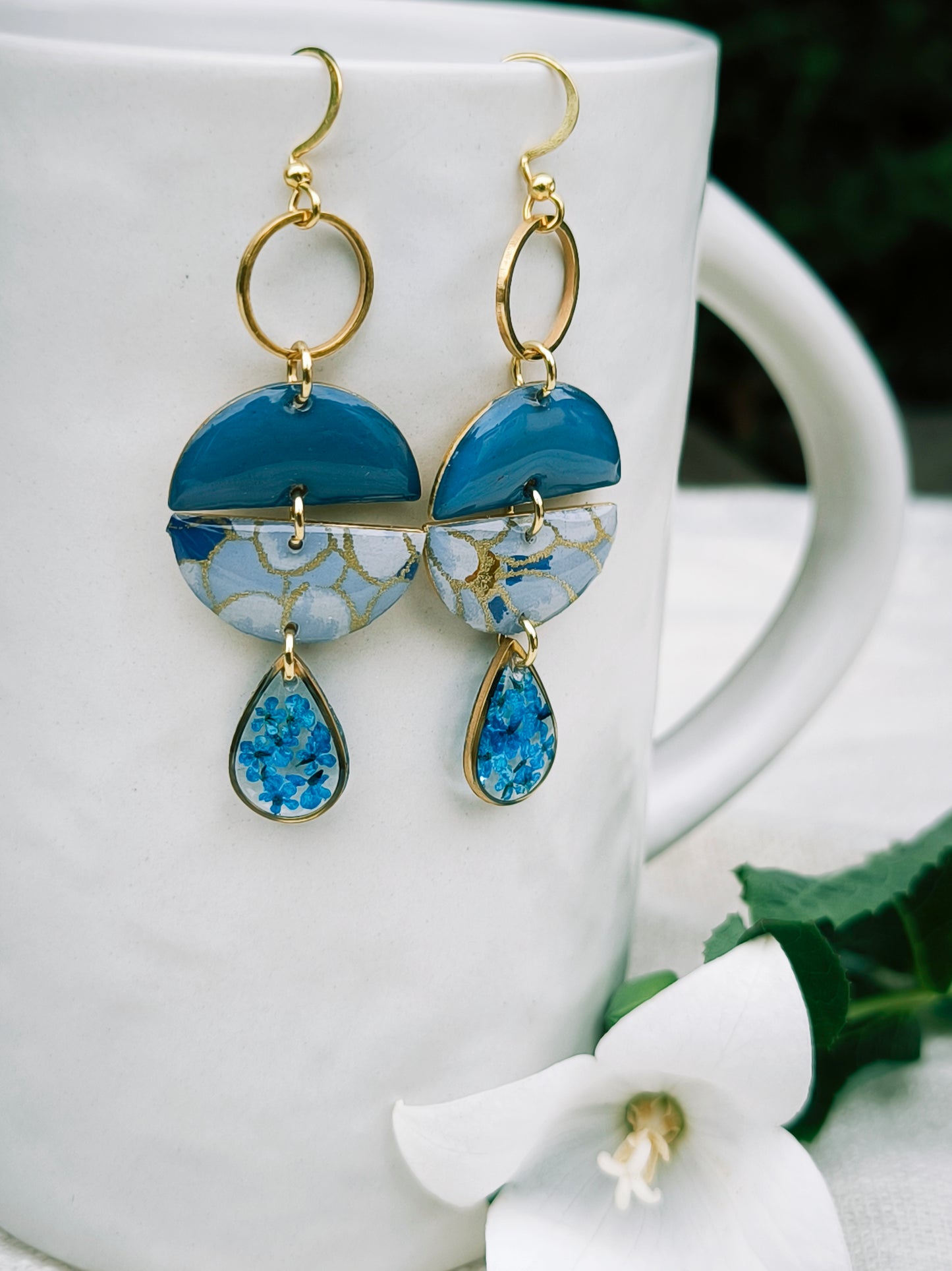 Boucles d'oreilles fleuries résine et émail : Géométrique : bleue