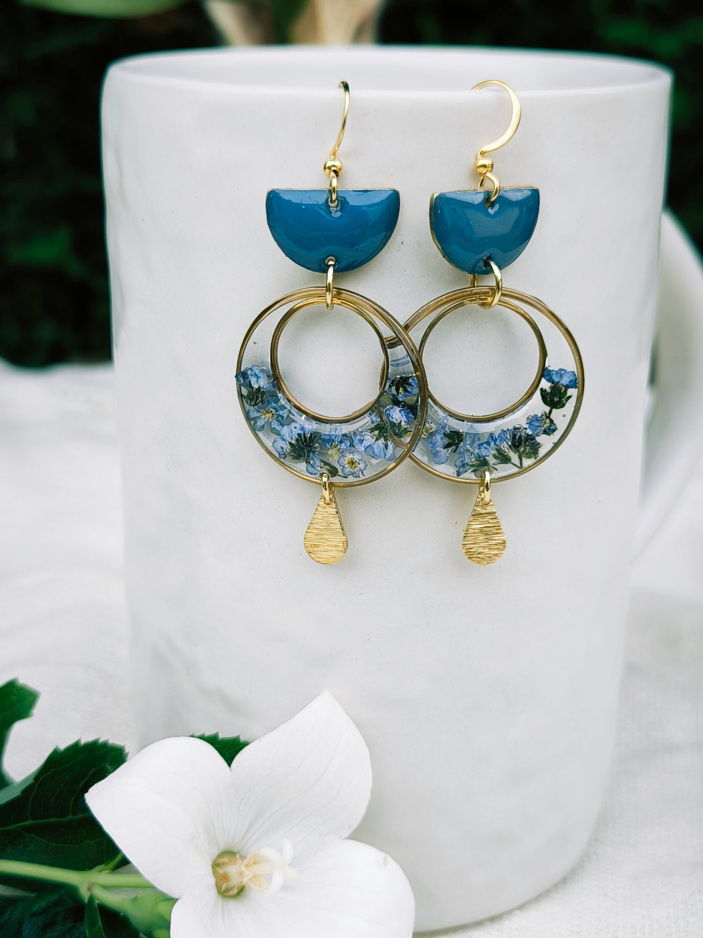 Boucles d'oreilles fleuries résine et émail : Lanterne - bleue