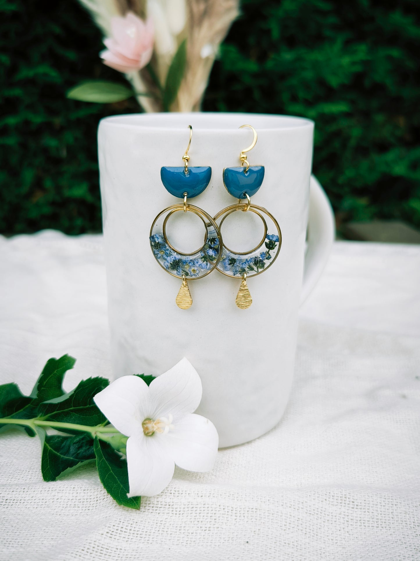 Boucles d'oreilles fleuries résine et émail : Lanterne - bleue