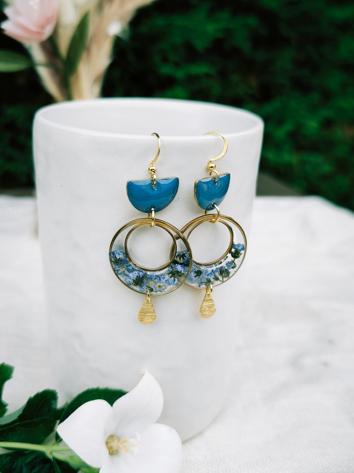 Boucles d'oreilles fleuries résine et émail : Lanterne - bleue