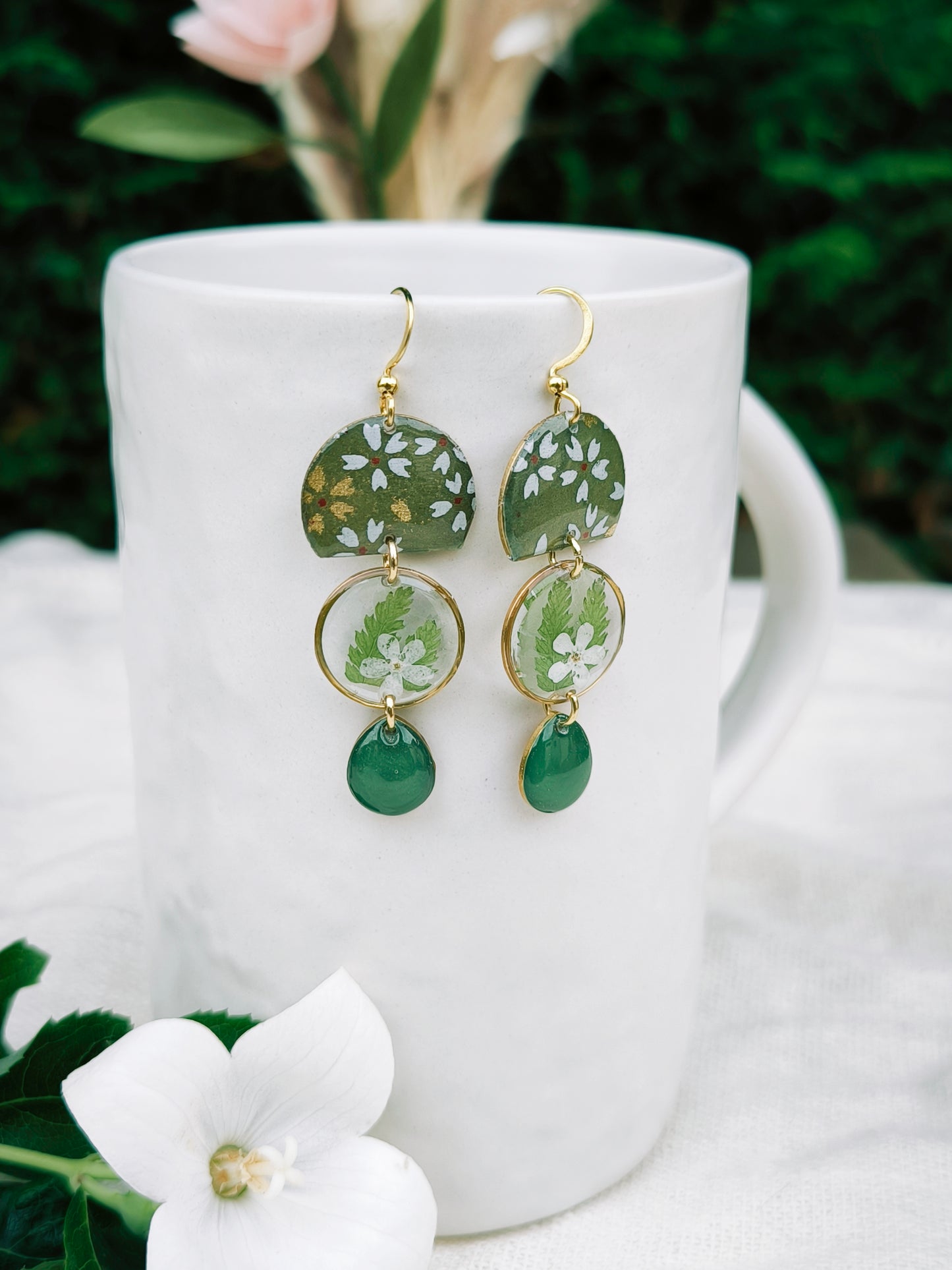 Boucles d'oreilles fleuries résine et émail : Médusa : Verte