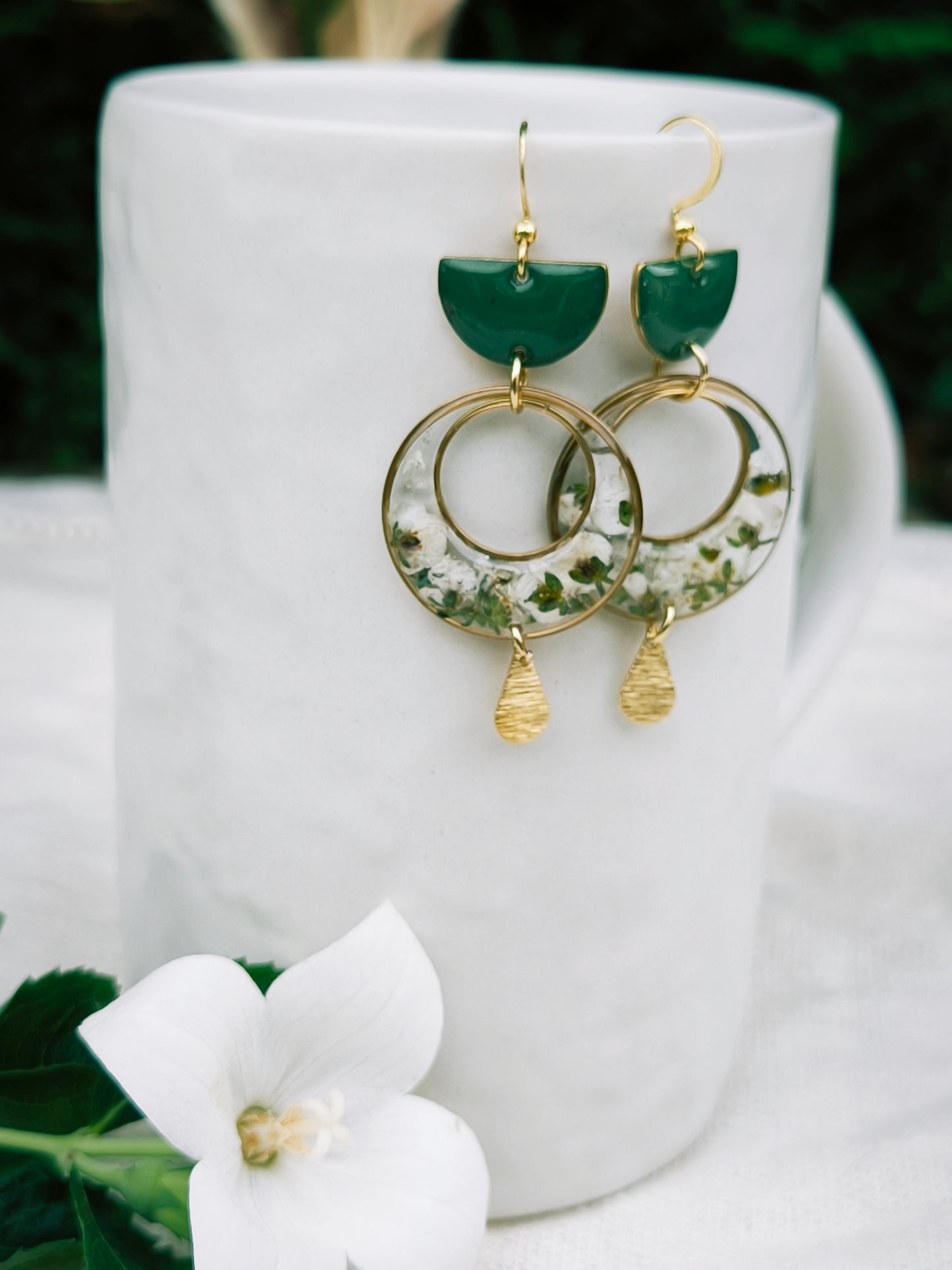 Boucles d'oreilles fleuries résine et émail : Lanterne - verte