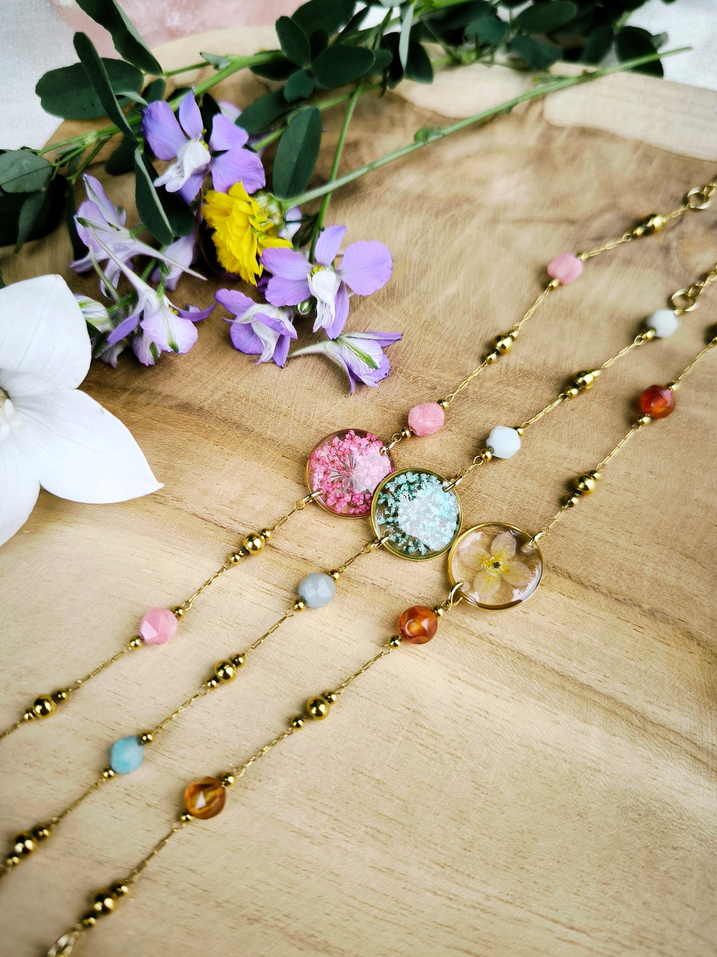 Bracelet médaillon rond : Fleurs et pierres - divers coloris