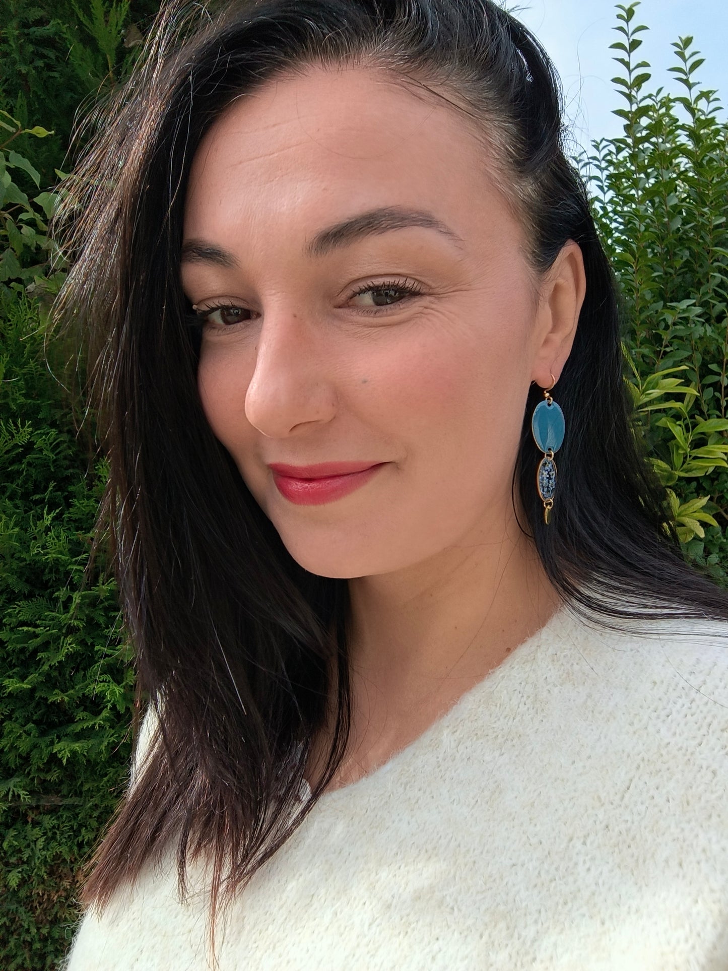 Boucles d'oreilles fleuries résine et émail : Ovale Pop - Bleu lobélie