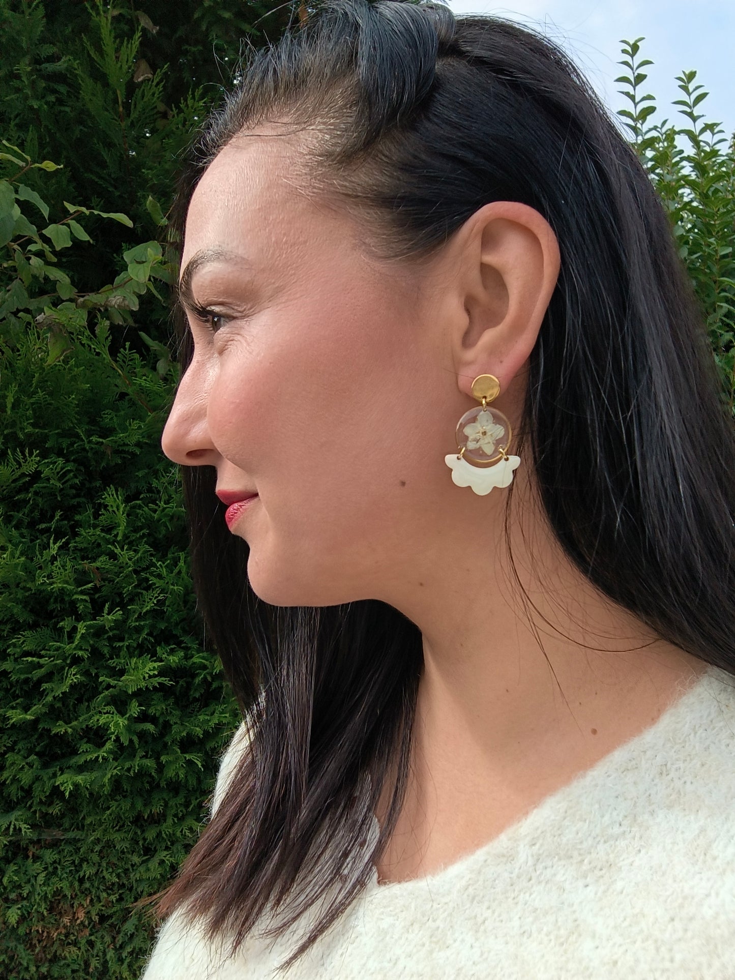 Boucles d'oreilles fleuries résine et émail : Créole florale - beige