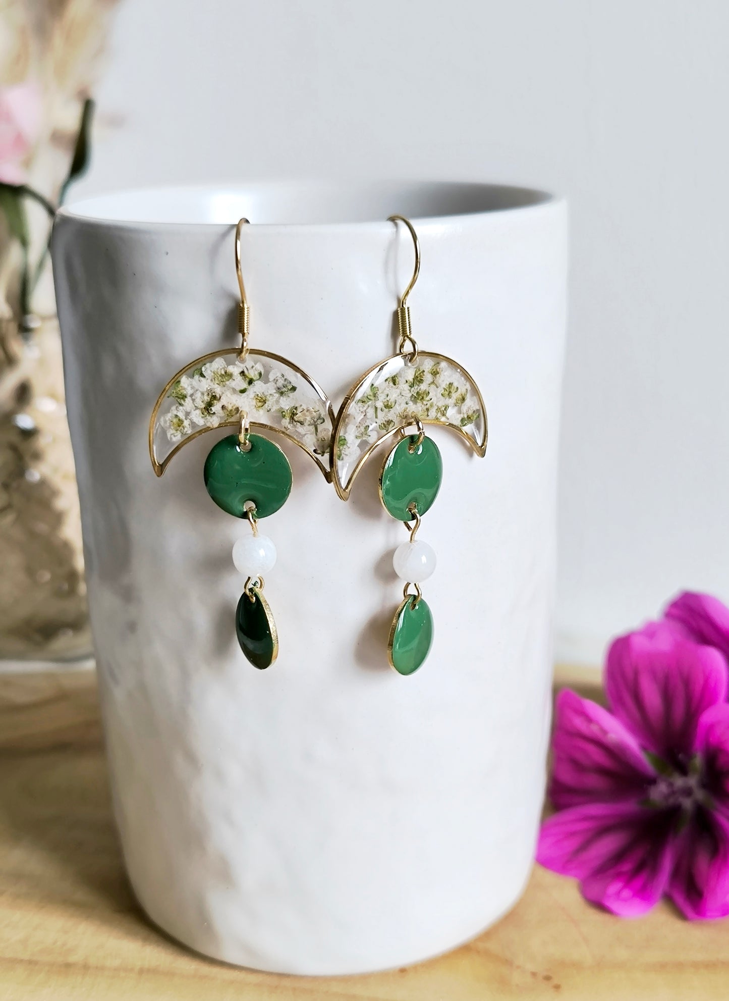 Boucles d'oreilles fleuries résine et émail : Les larmes de la lune