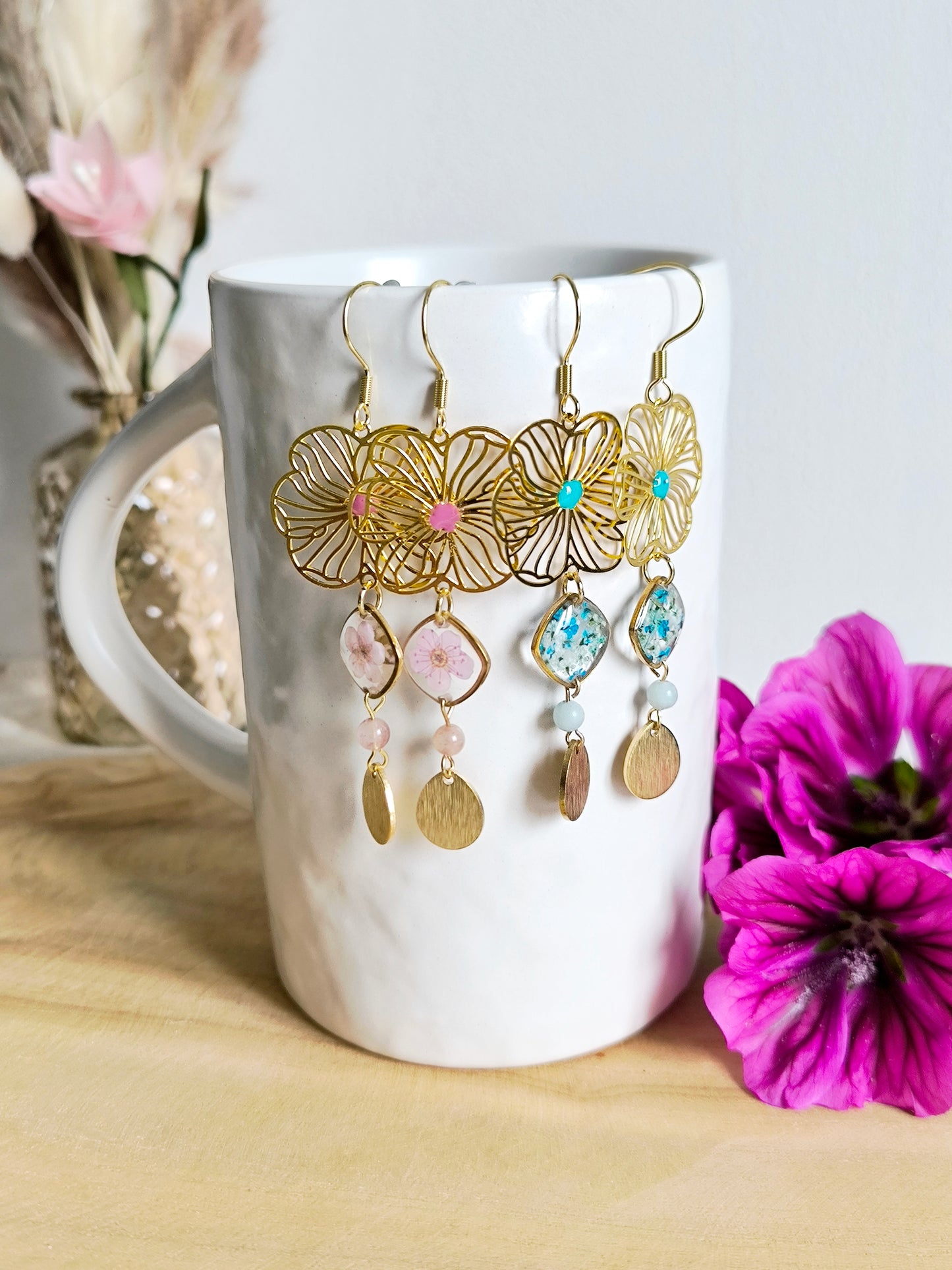 Boucles d'oreilles fleuries résine et émail : L'orchidée bleue