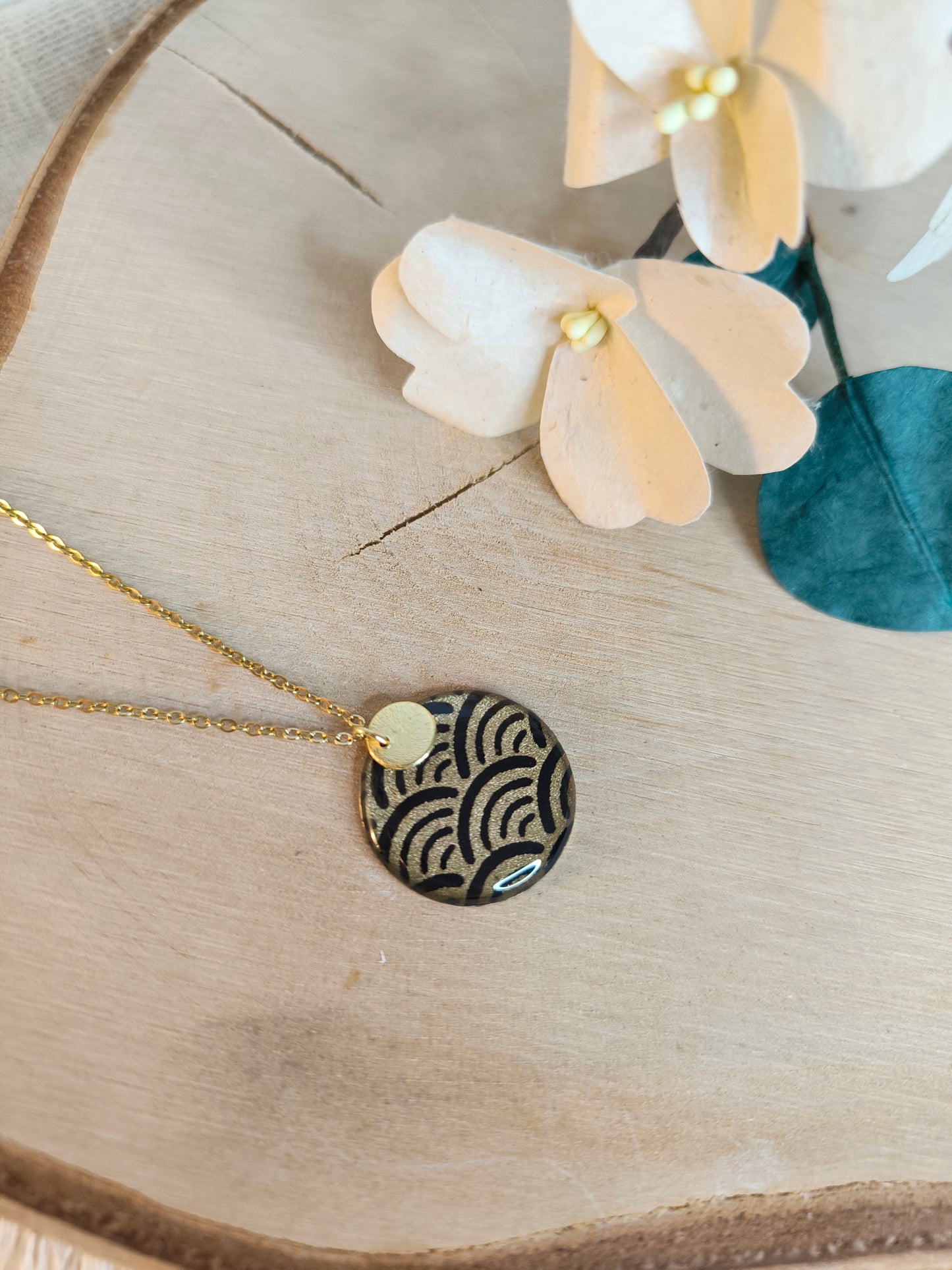 Collier long : un voyage au Japon