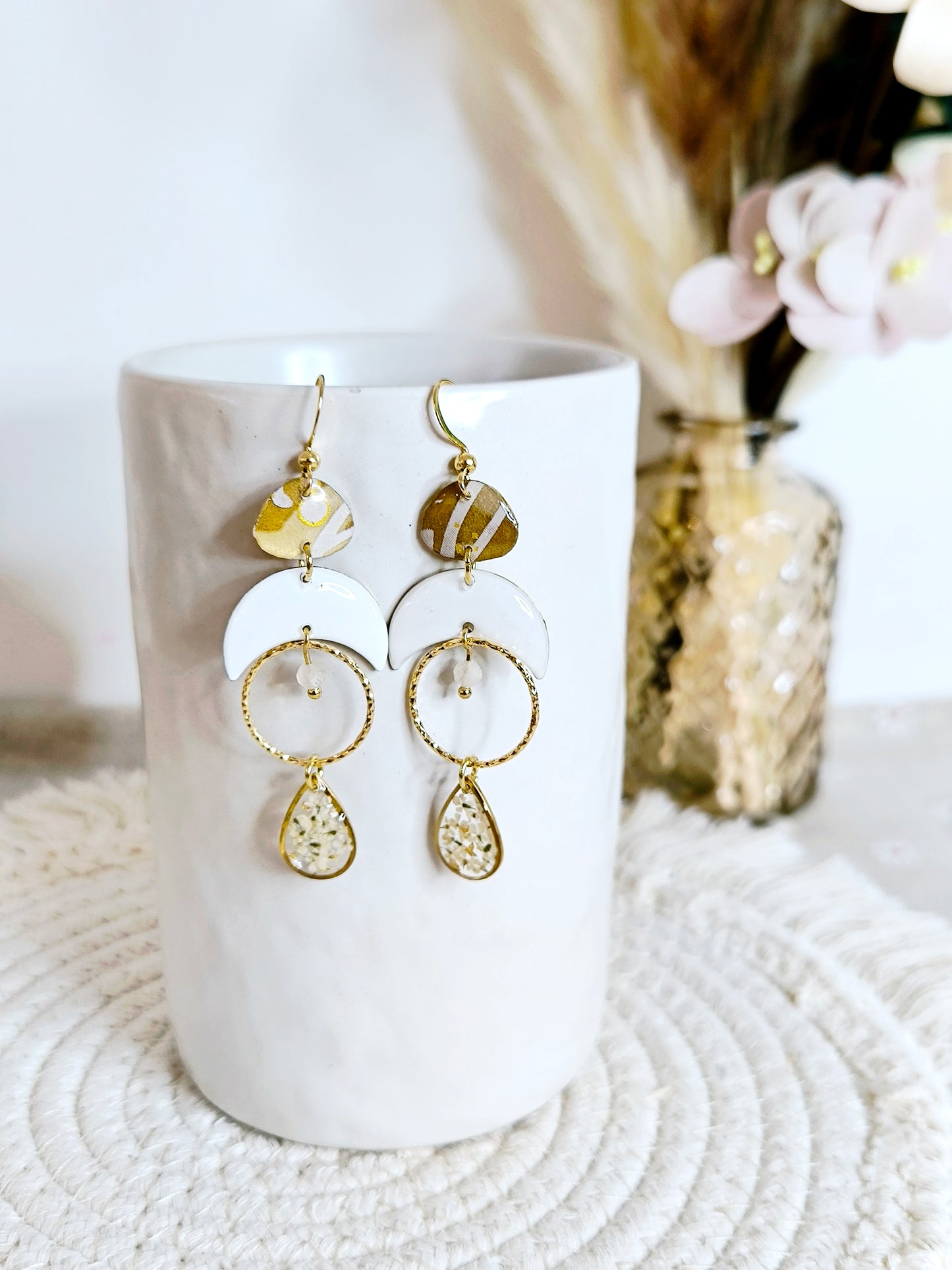 Boucles d'oreilles fleuries résine et émail : Croissant de lune : Or