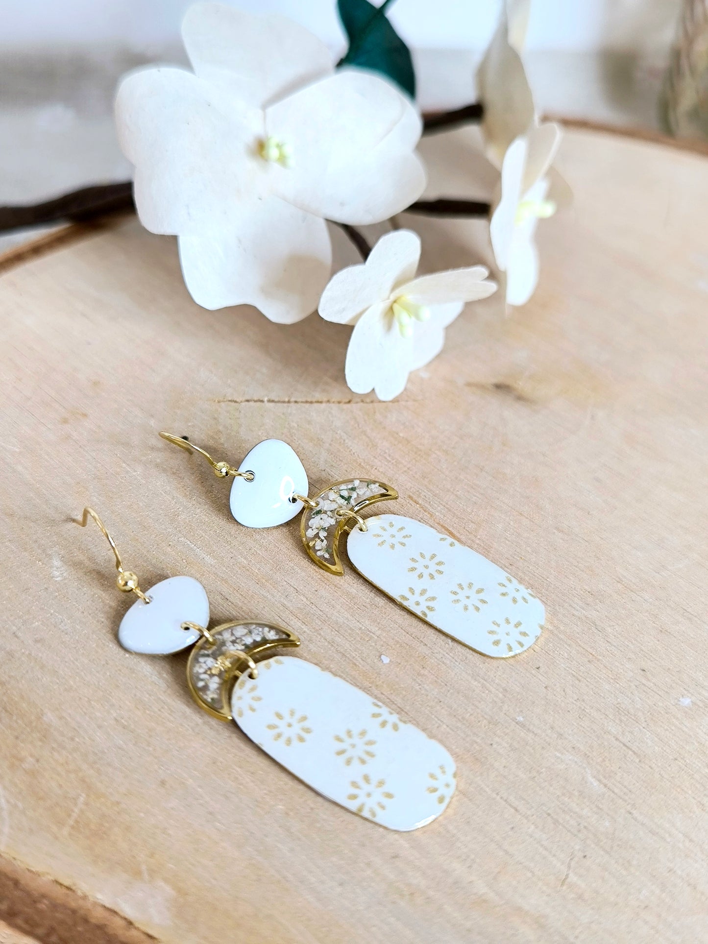 Boucles d'oreilles fleuries résine et émail : Marguerite