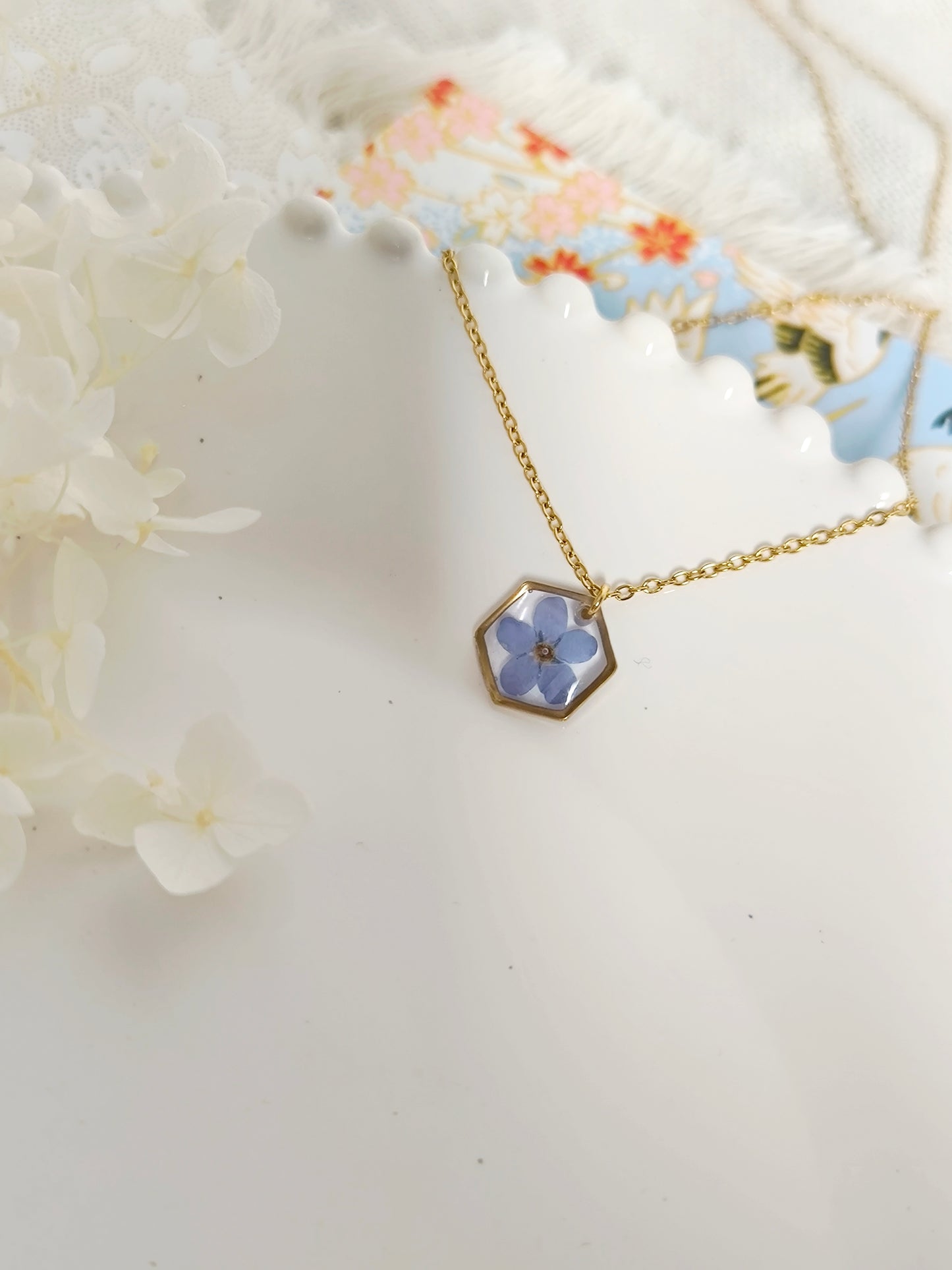 Collier mini médaillon Hexagone : Myosotis