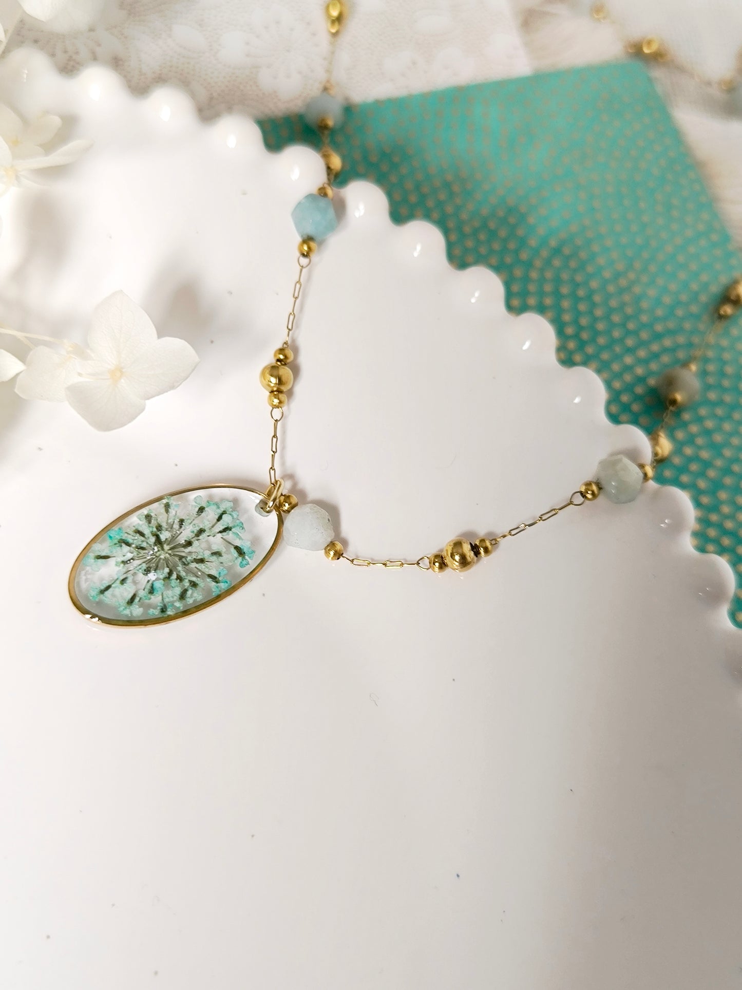 Collier bohème : fleurs et amazonite