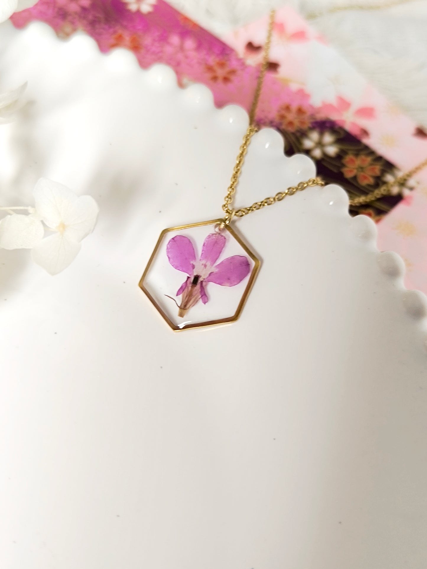 Collier médaillon Hexagone : lobélie