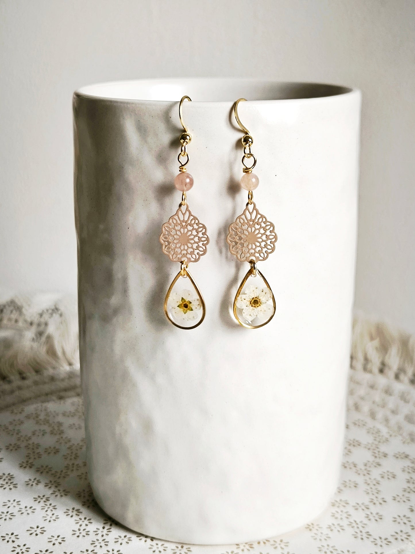 Boucles d'oreilles Fleurs blanches - Bijoux floral bohème chic en acier doré - Bleucalyptus