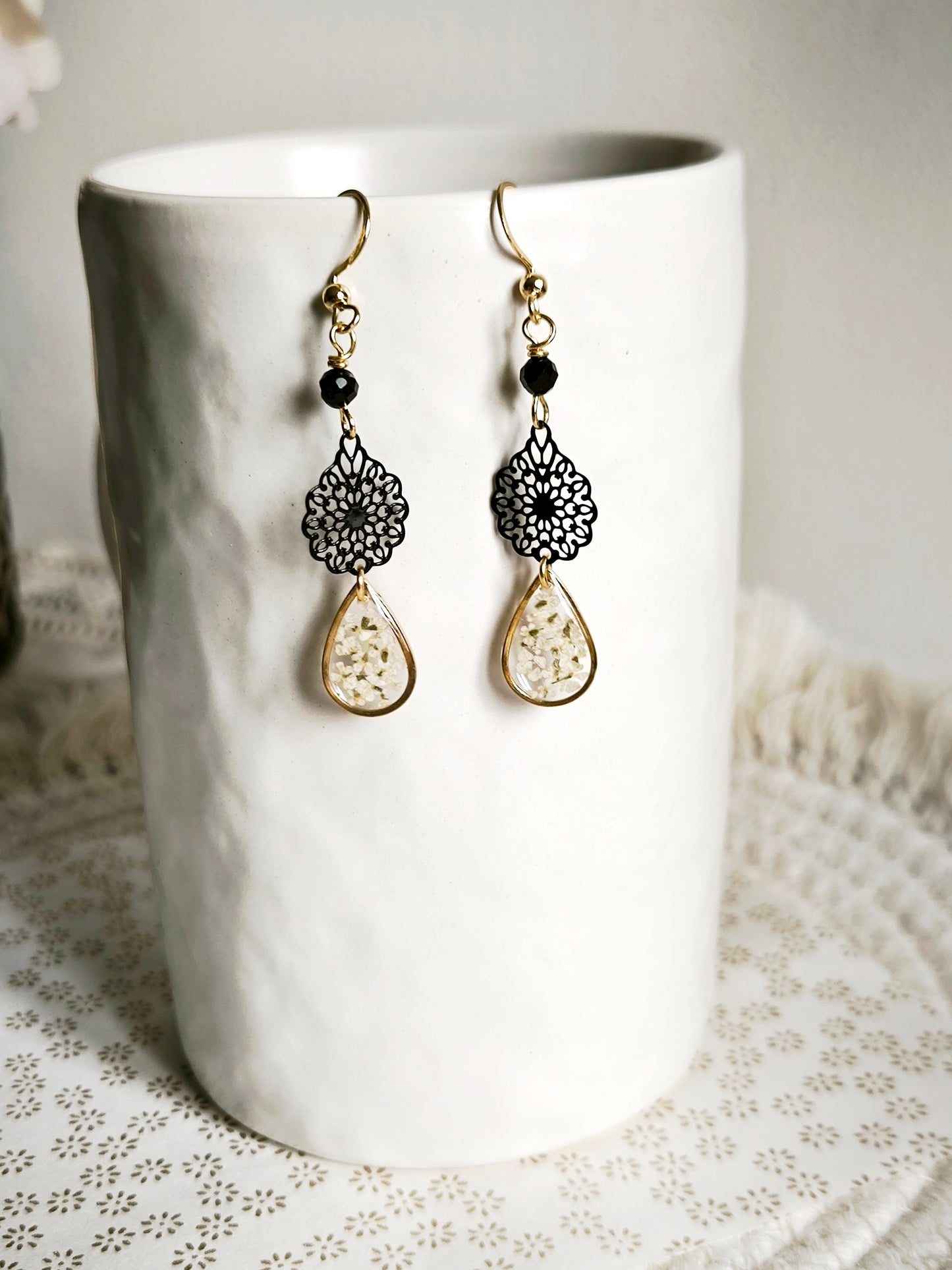 Boucles d'oreilles Fleurs blanches - Bijoux floral bohème chic en acier doré - Bleucalyptus