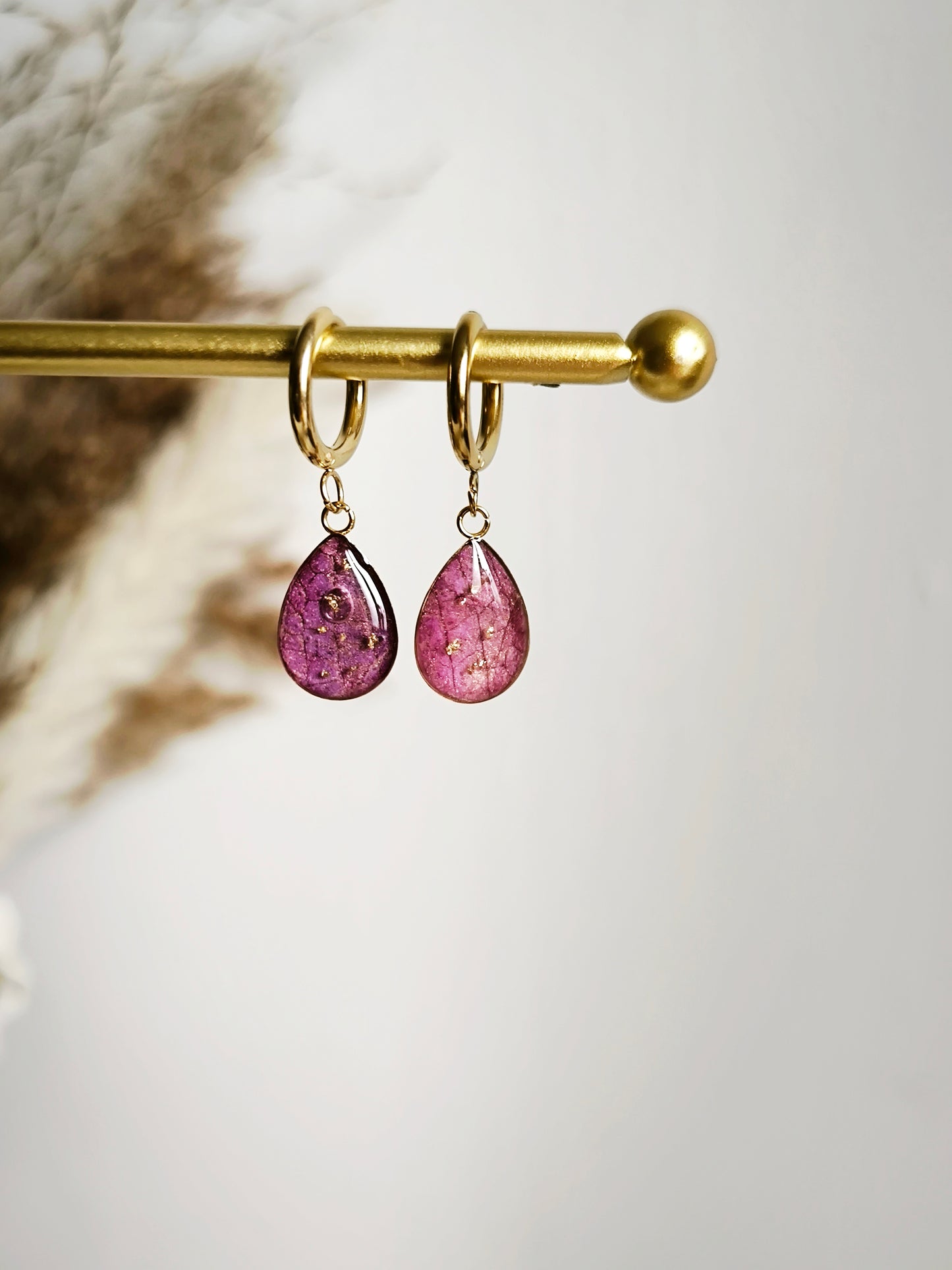 Boucles d'oreilles Orchidée et quartz fraise - Bijoux floral bohème chic en acier doré - Bleucalyptus