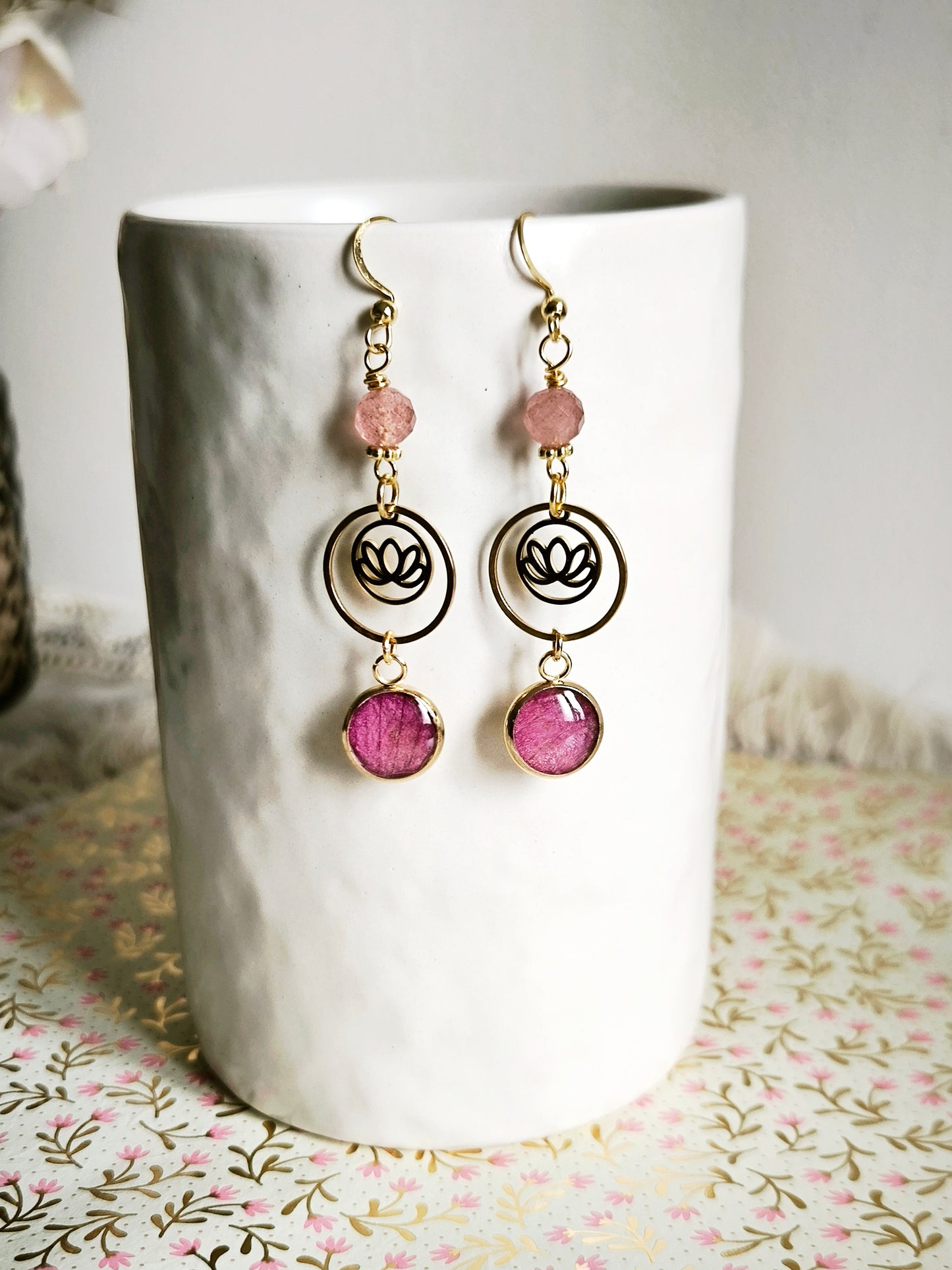 Boucles d'oreilles Mini Lotus Orchidée et quartz fraise - Bijoux floral bohème chic en acier doré - Bleucalyptus