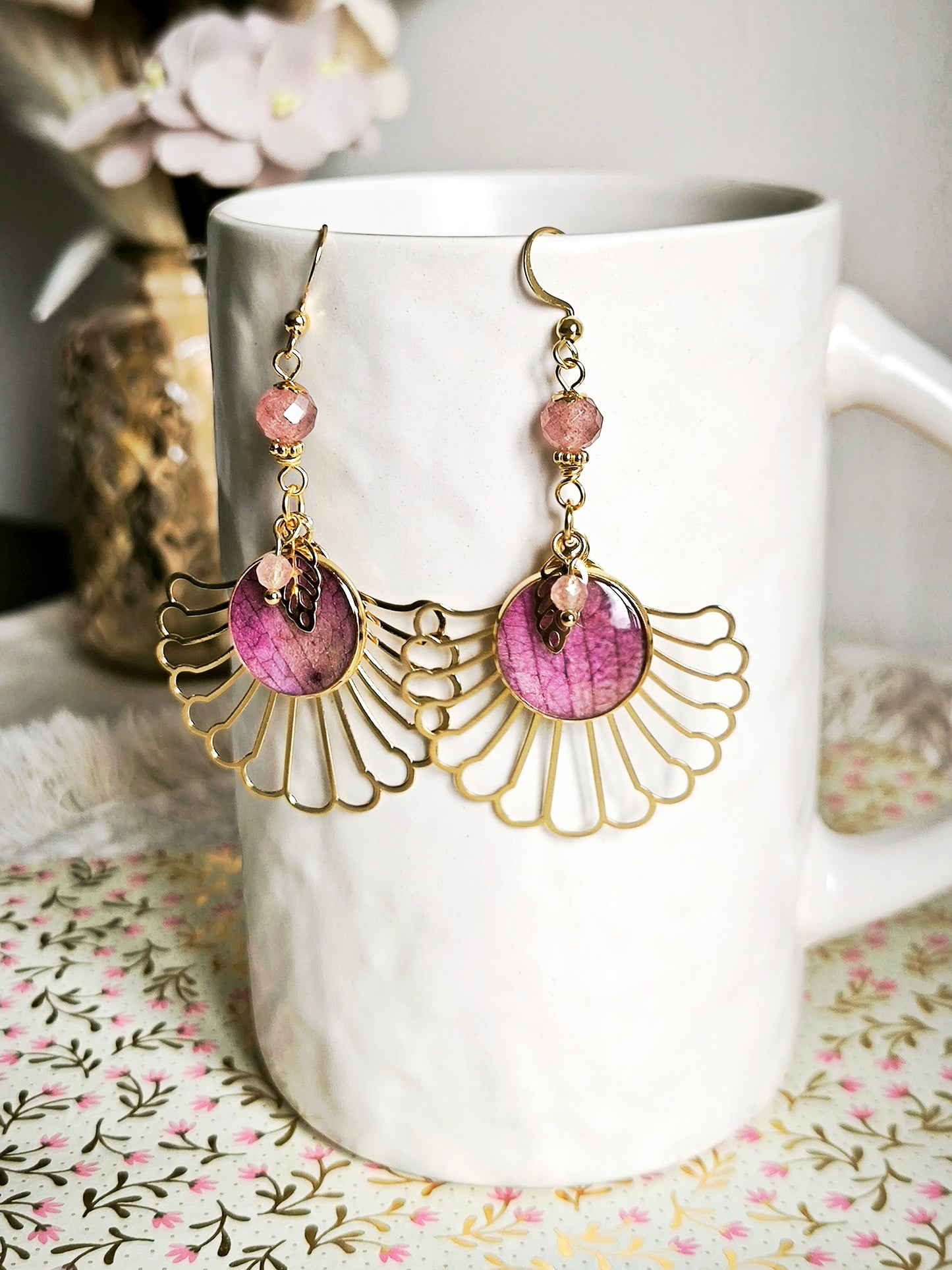 Boucles d'oreilles Orchidée et quartz fraise - Bijoux floral bohème chic en acier doré - Bleucalyptus