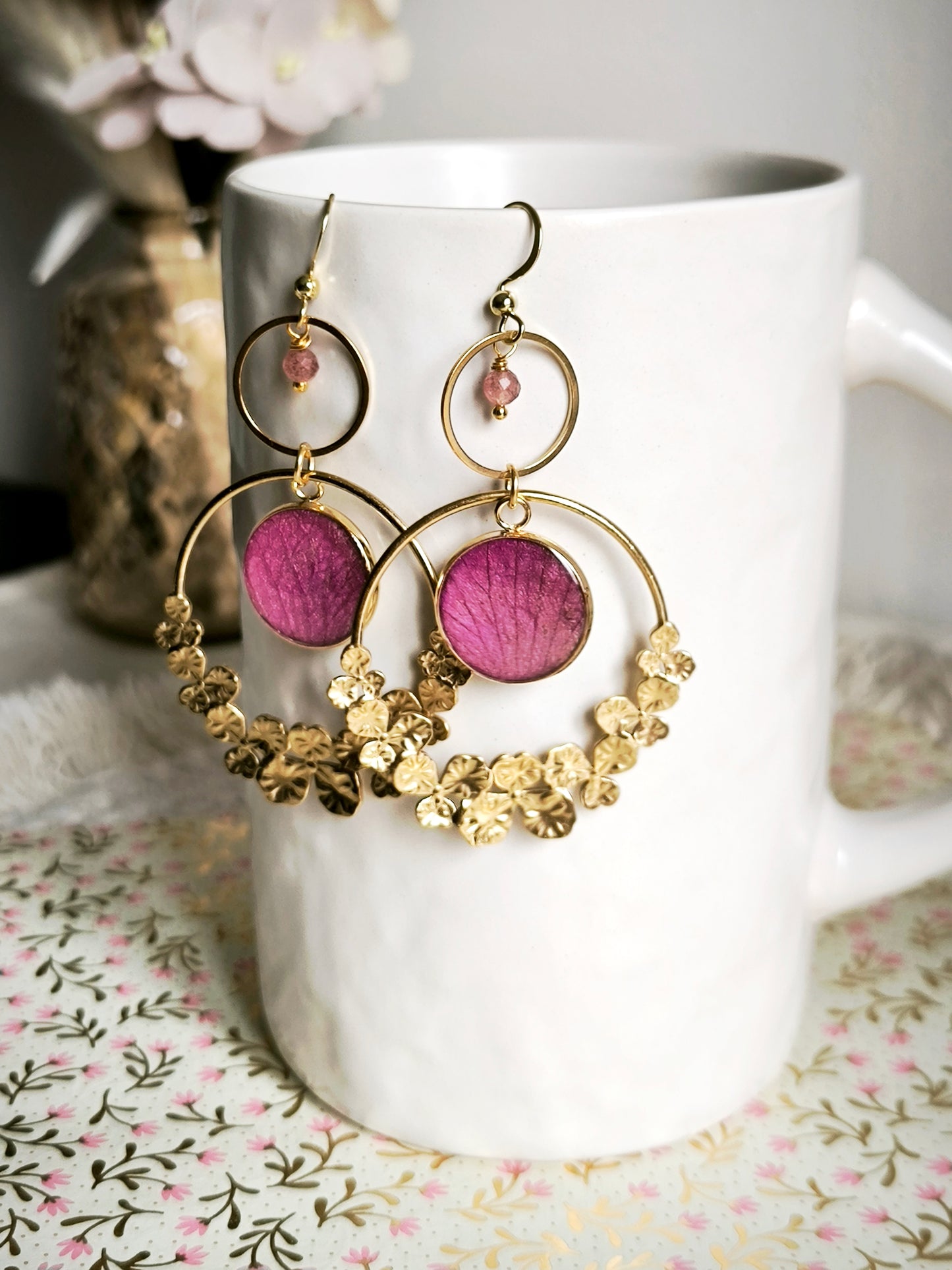 Boucles d'oreilles créoles Orchidée et quartz fraise - Bijoux floral bohème chic en acier doré - Bleucalyptus