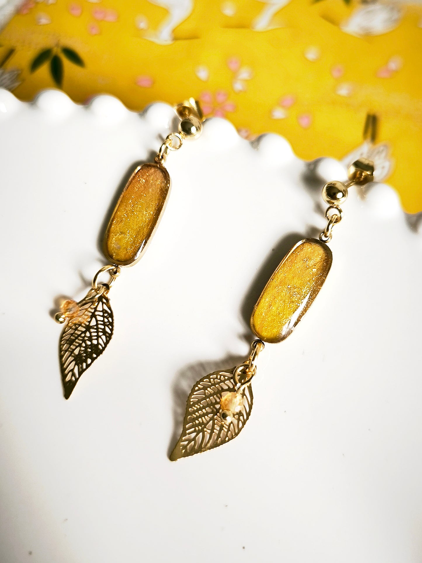 Boucles d'oreilles pendantes Renoncule et citrine - Bijoux floral bohème chic en acier doré - Bleucalyptus