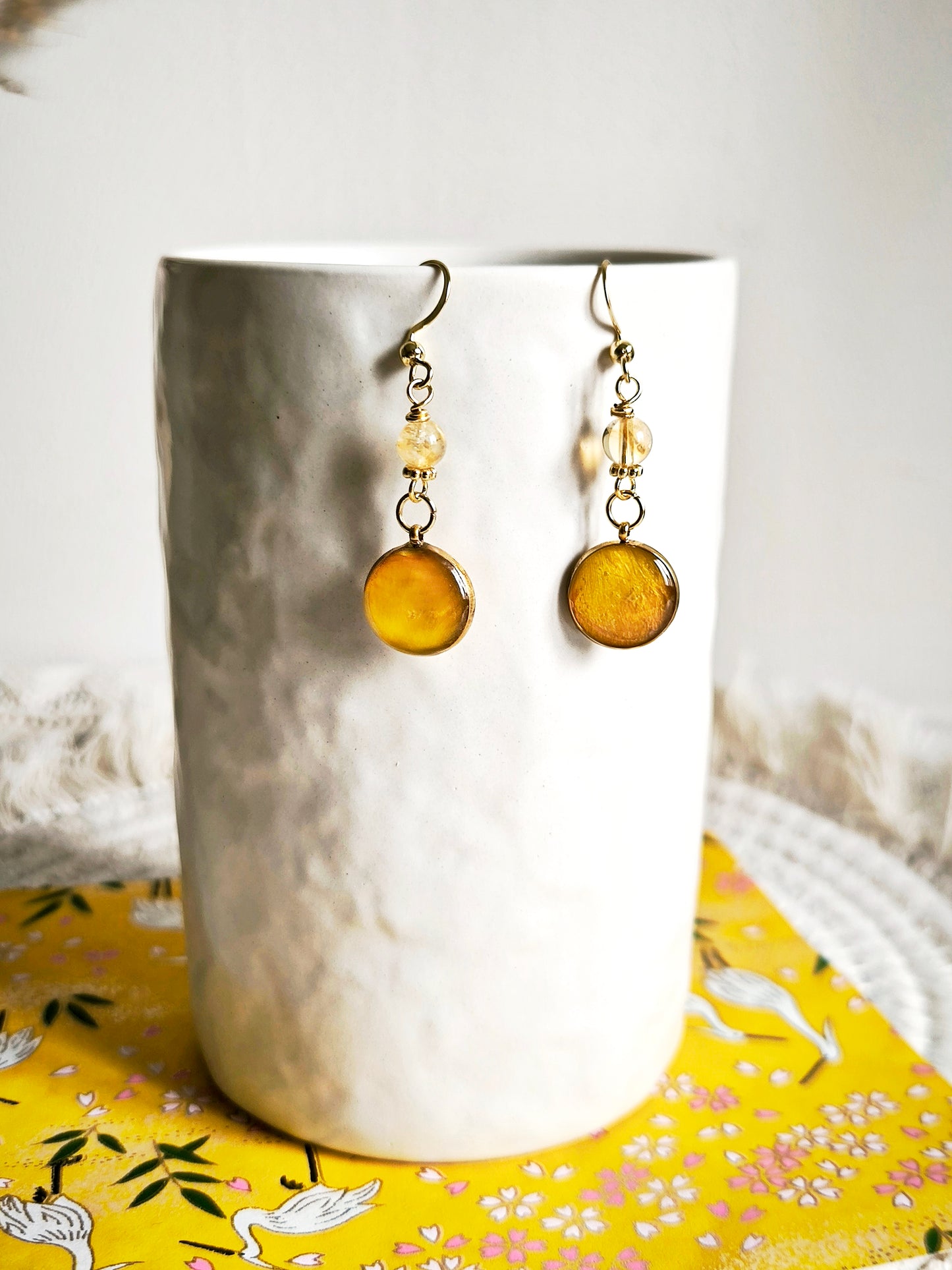 Boucles d'oreilles rondes Renoncule et citrine - Bijoux floral bohème chic en acier doré - Bleucalyptus