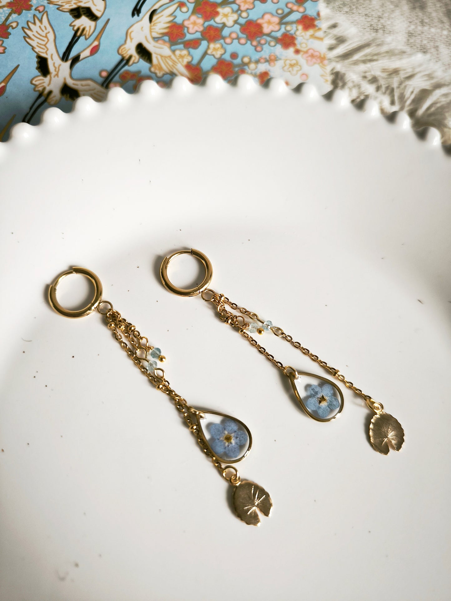 Boucles d'oreilles pendantes Myosotis et Topaze bleue - Bijoux floral bohème chic en acier doré - Bleucalyptus