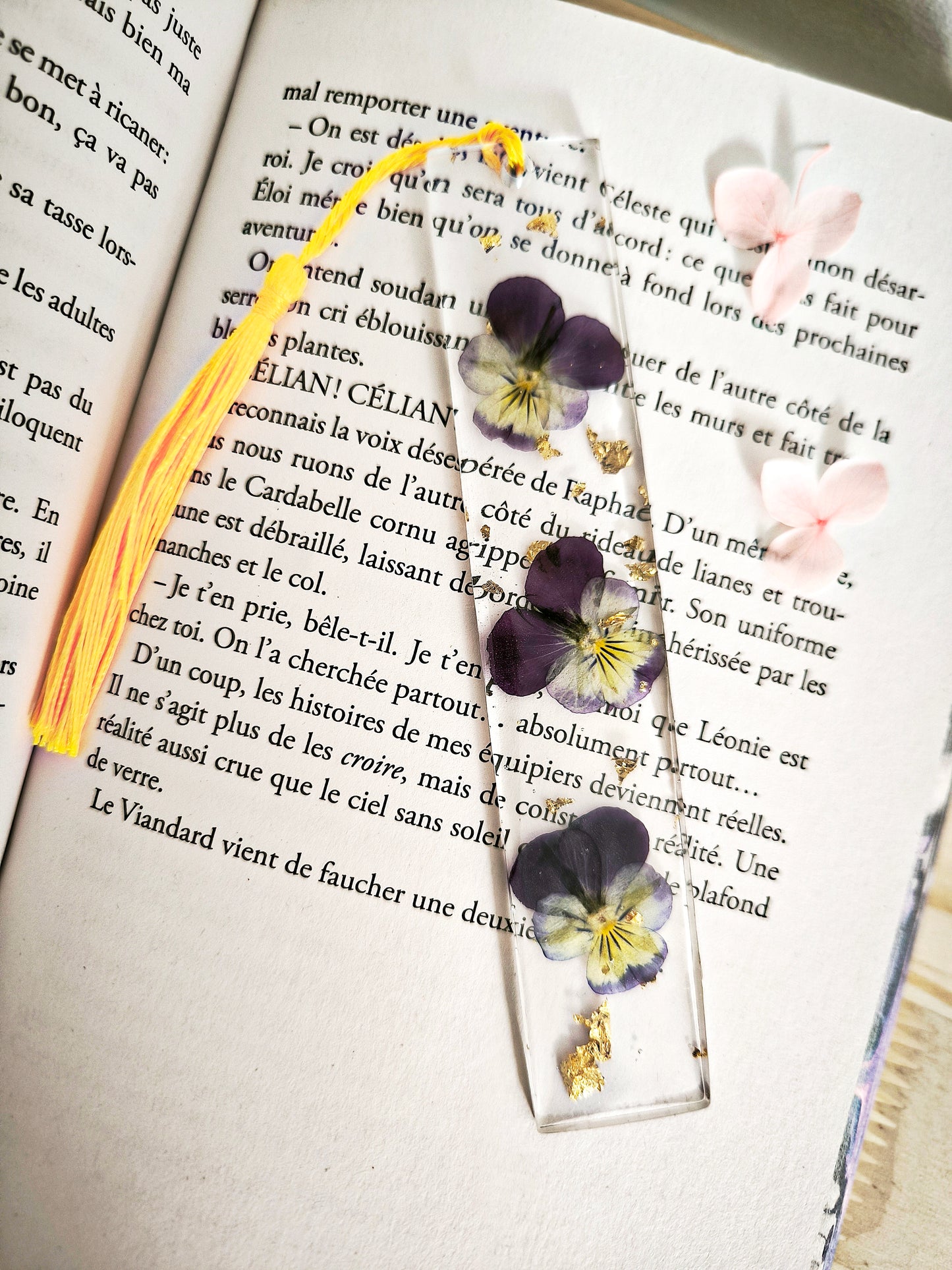 Marque page fleuri- véritables fleurs - Accessoire floral bohème chic - Bleucalyptus